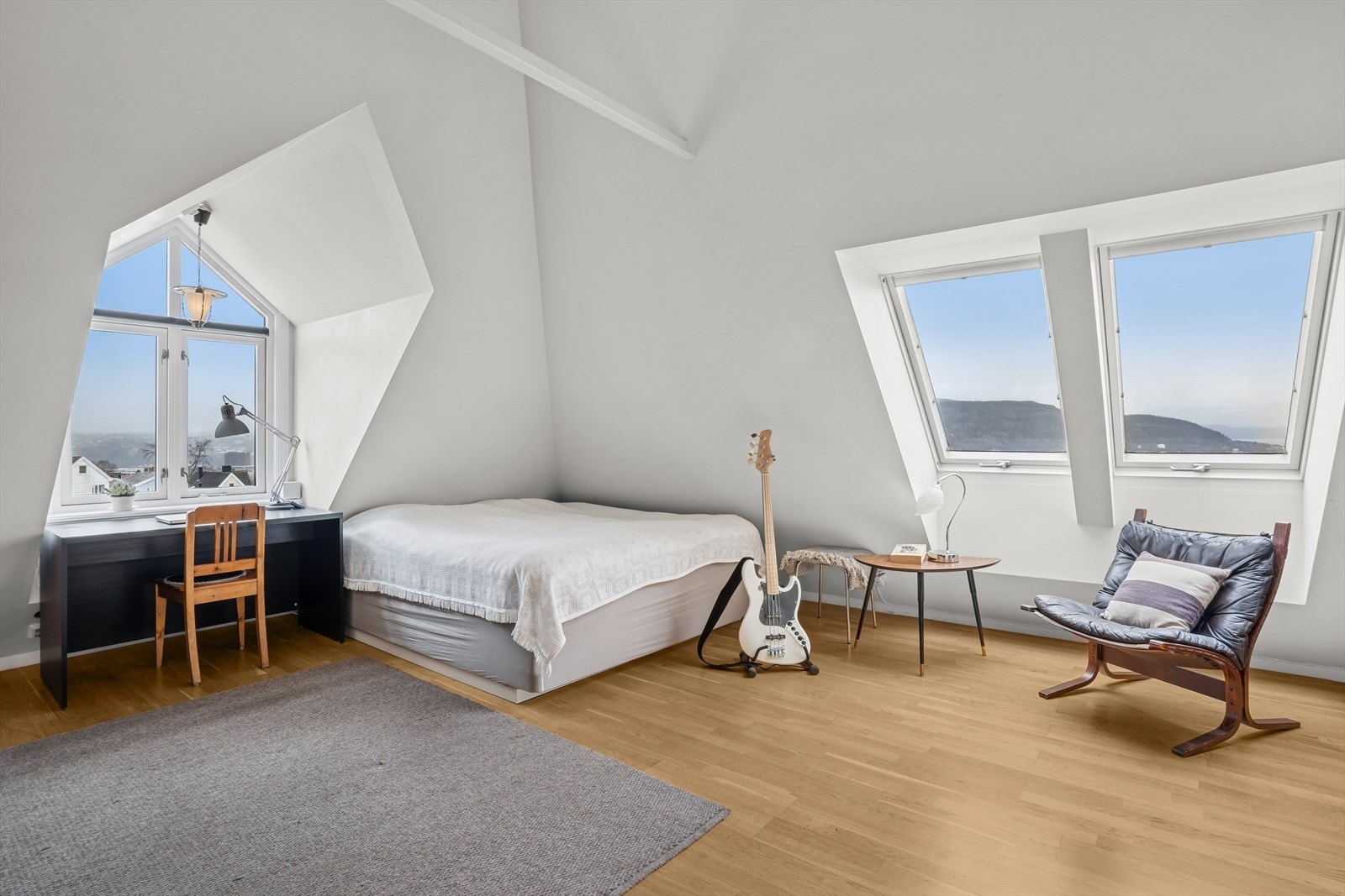 På loftsplanet er det også en romslig stue med flotte utsiktsforhold Galleribilde