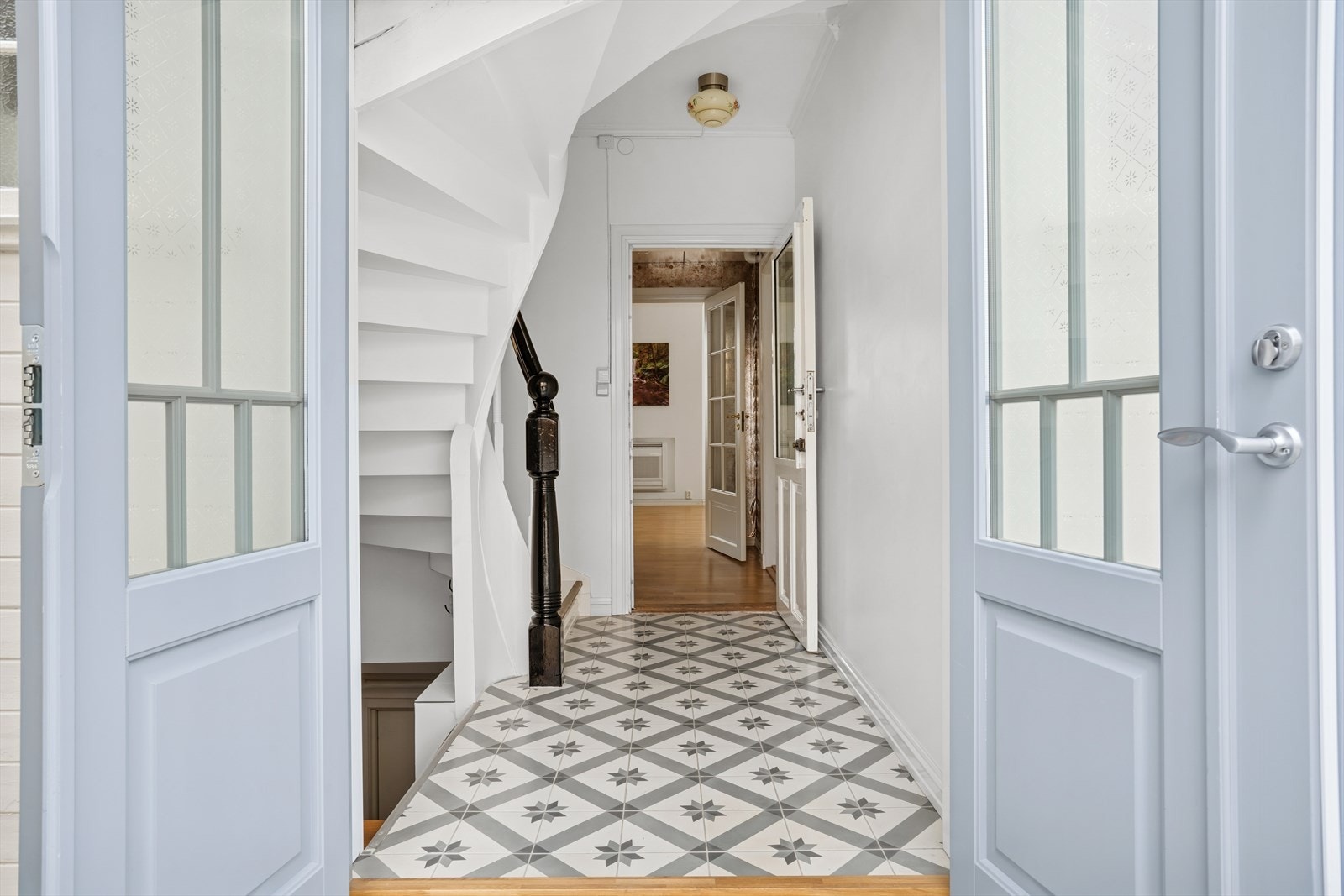 Hovedingang - Boligen er horisontaldelt og har egne boenheter i 1. og 2.etg./loft. Det er i tillegg egen utleiedel i sokkeletasjen Galleribilde