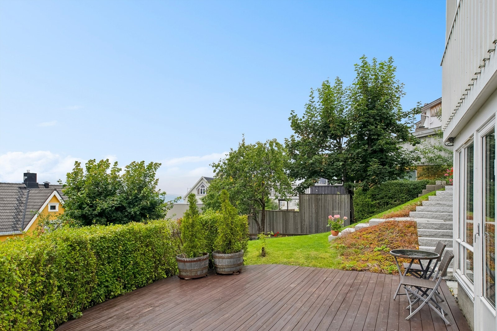 Terassen i forkant av utleiedelen har også svært gode sol- og utsiktsforhold Galleribilde