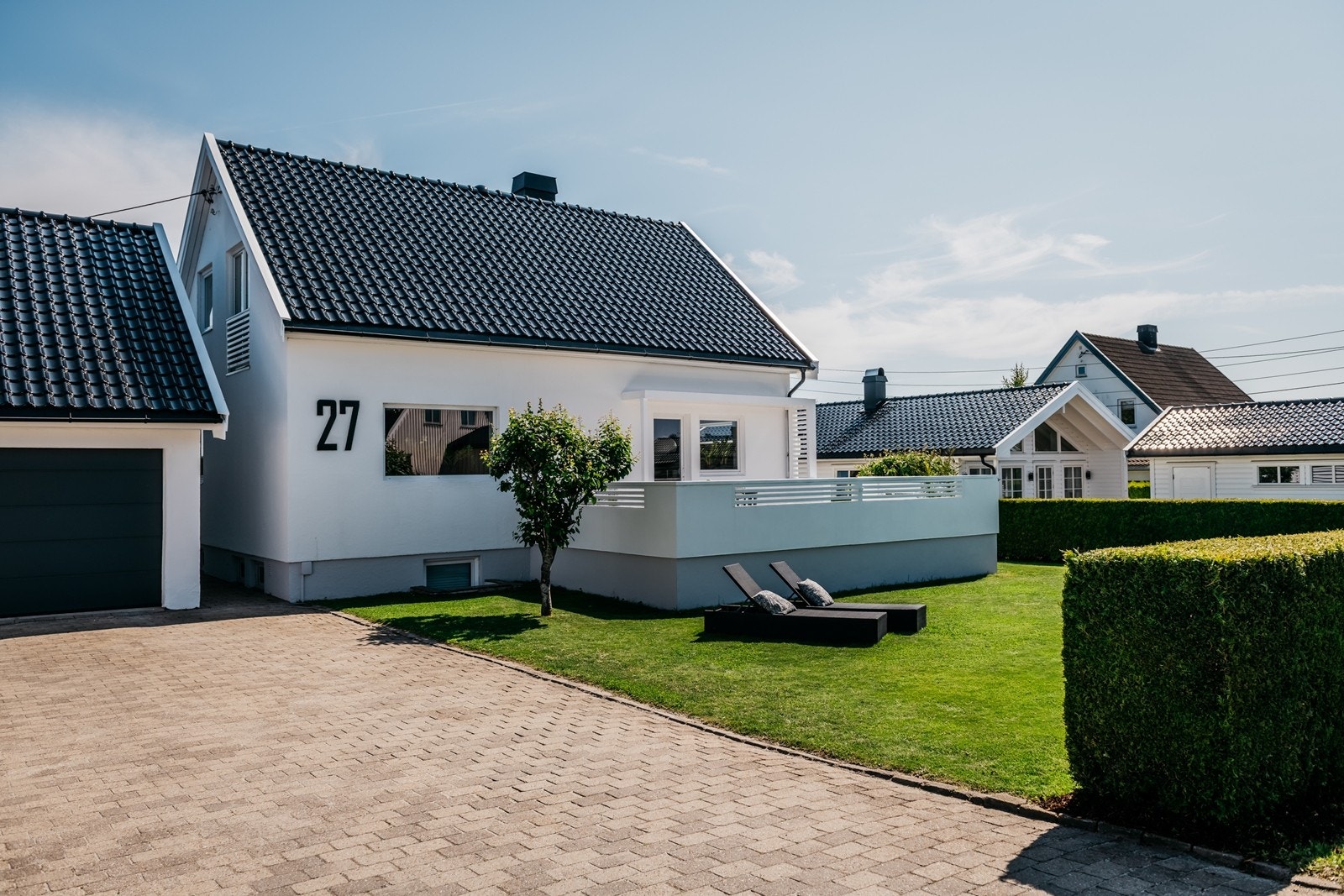 Stor gårdsplass med plass til mange bilder. Galleribilde