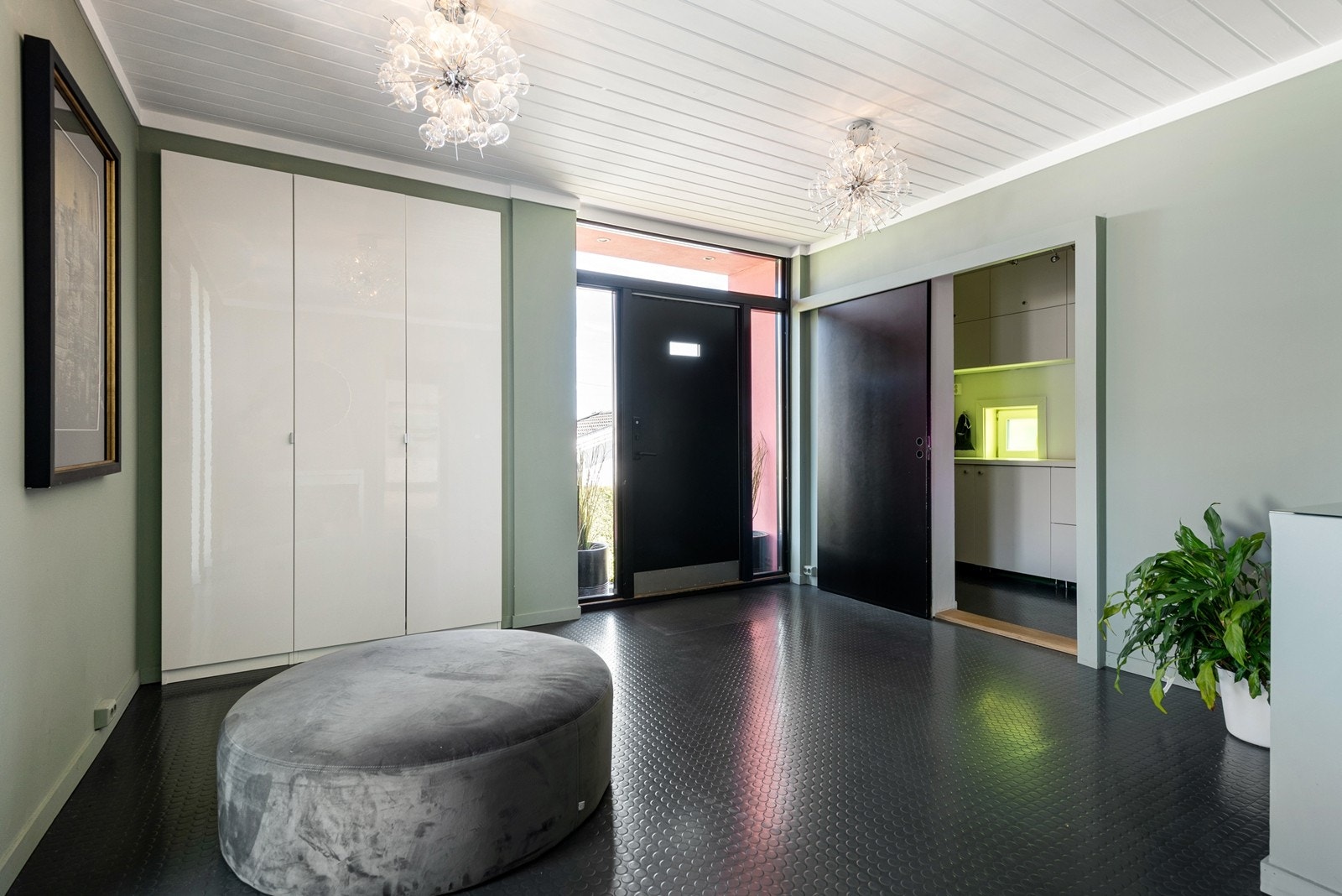 Gangen har stilrene innebygde skap som gir rikelig og praktisk oppbevaringsplass, samt direkte adkomst til vaskerommet. Galleribilde