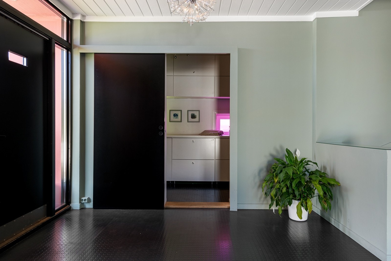 Romslig hall med direkte adkomst til et praktisk vaskerom og garderoberom. Galleribilde