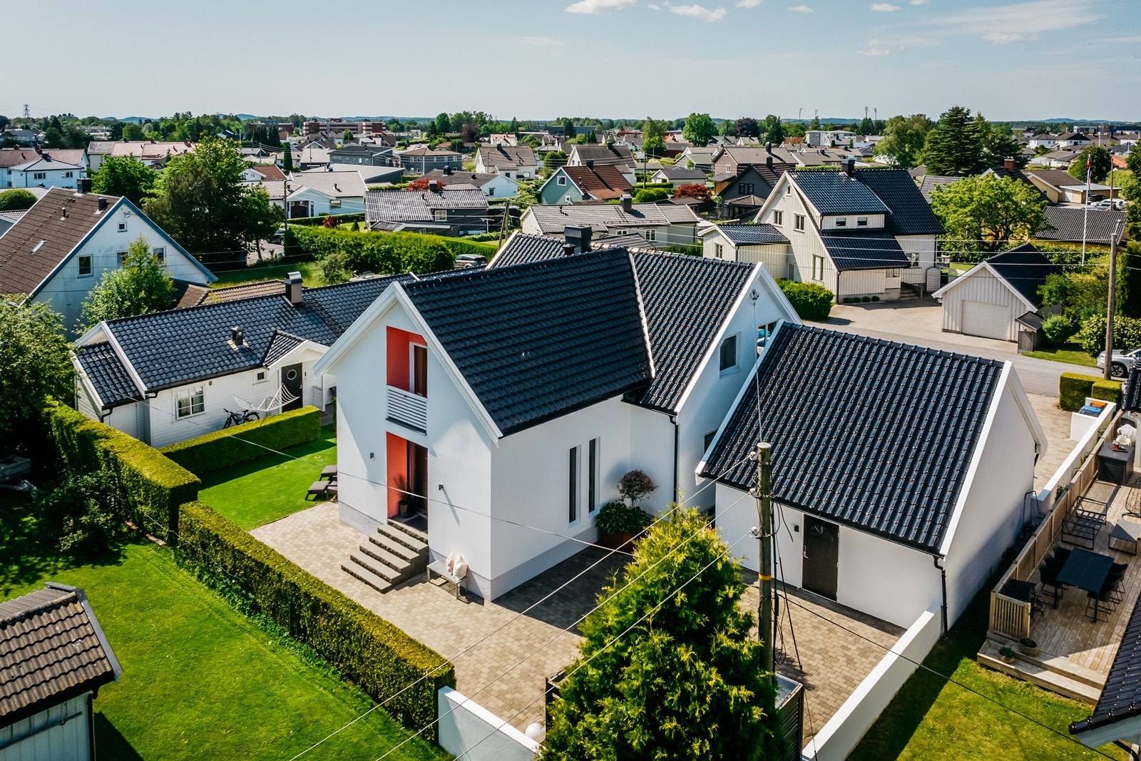 En rålekker enebolig i et barnevennlig boligområde. Galleribilde