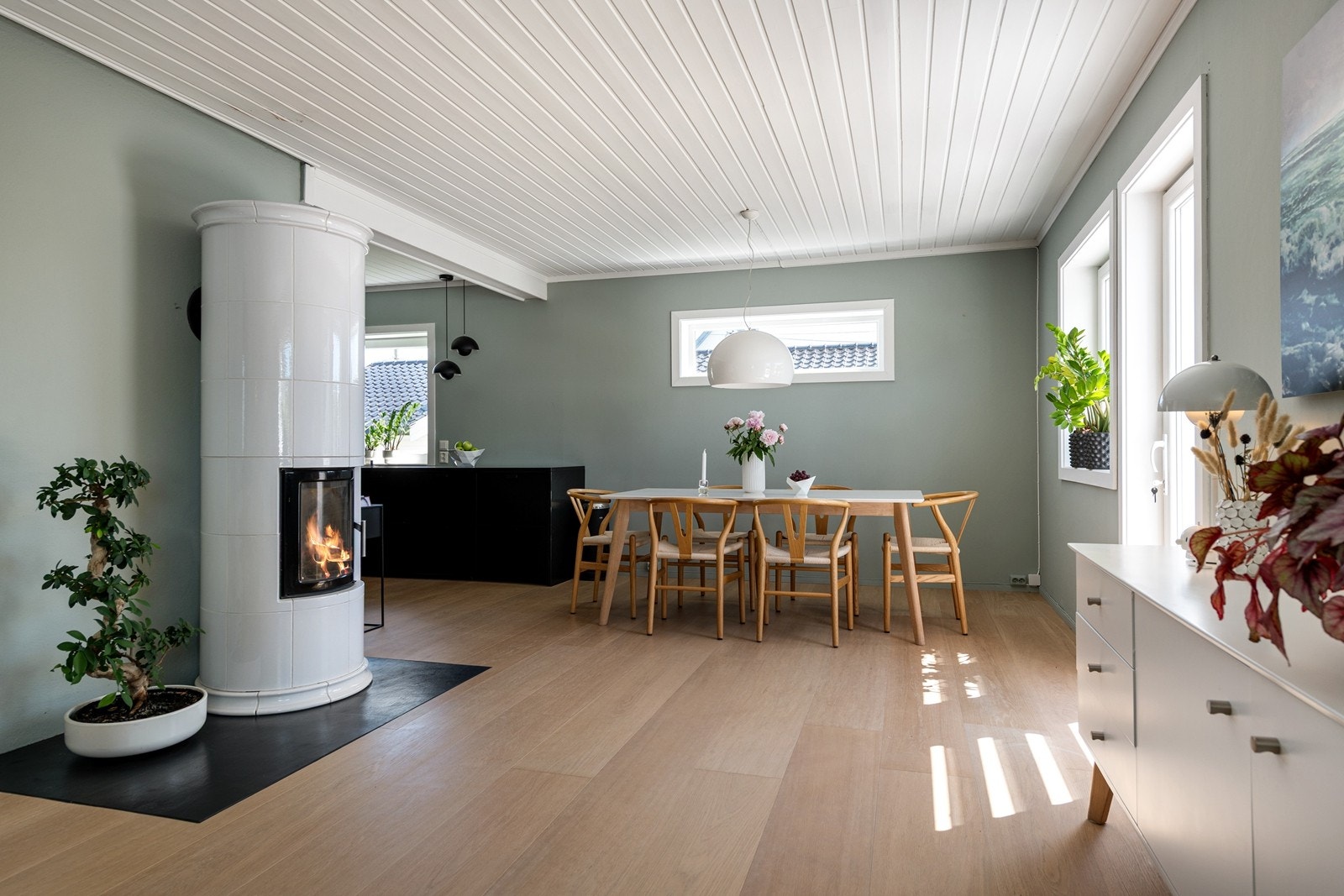 Spisestue i tilknytning til delvis åpen kjøkkenløsning. Galleribilde