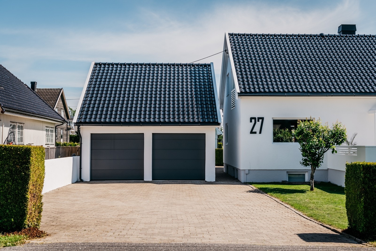 Gårdsplassen er romslig og pent opparbeidet, med solid belegning av Herregårdsstein som gir et stilrent og helhetlig uttrykk. Galleribilde