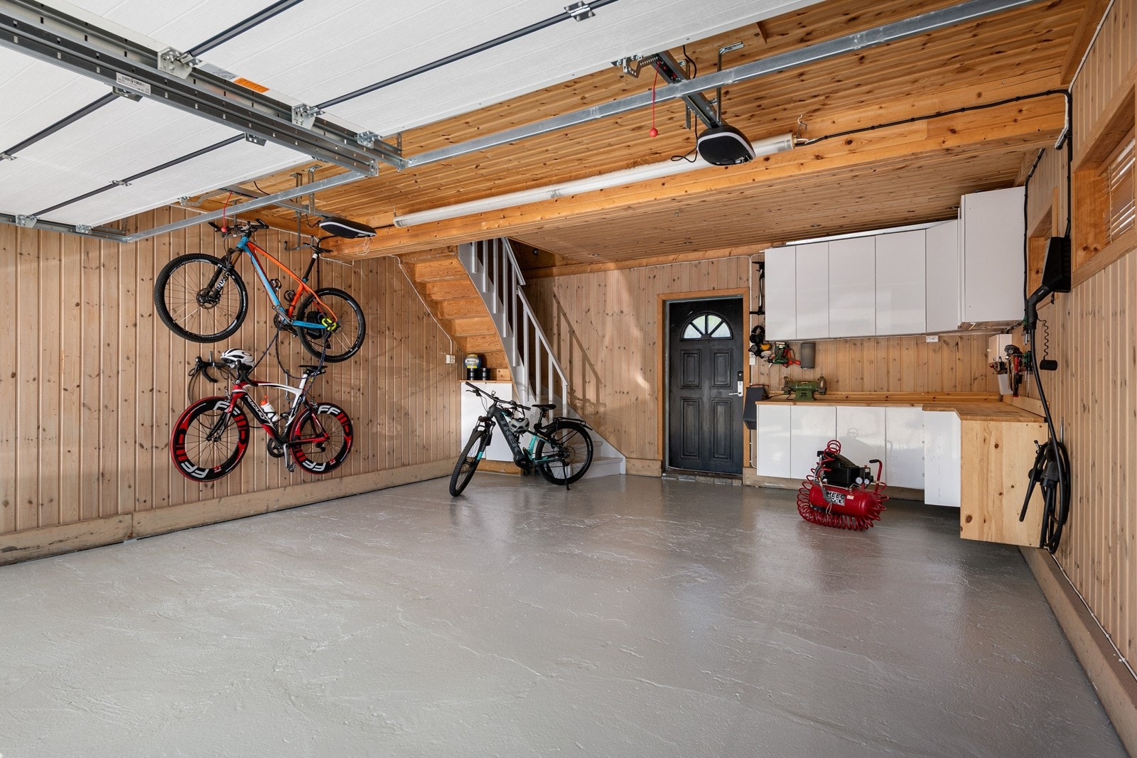 Romslig med 2 Easee ladere og elegant høyglansinnredning for smart oppbevaring av verktøy og utstyr. Galleribilde