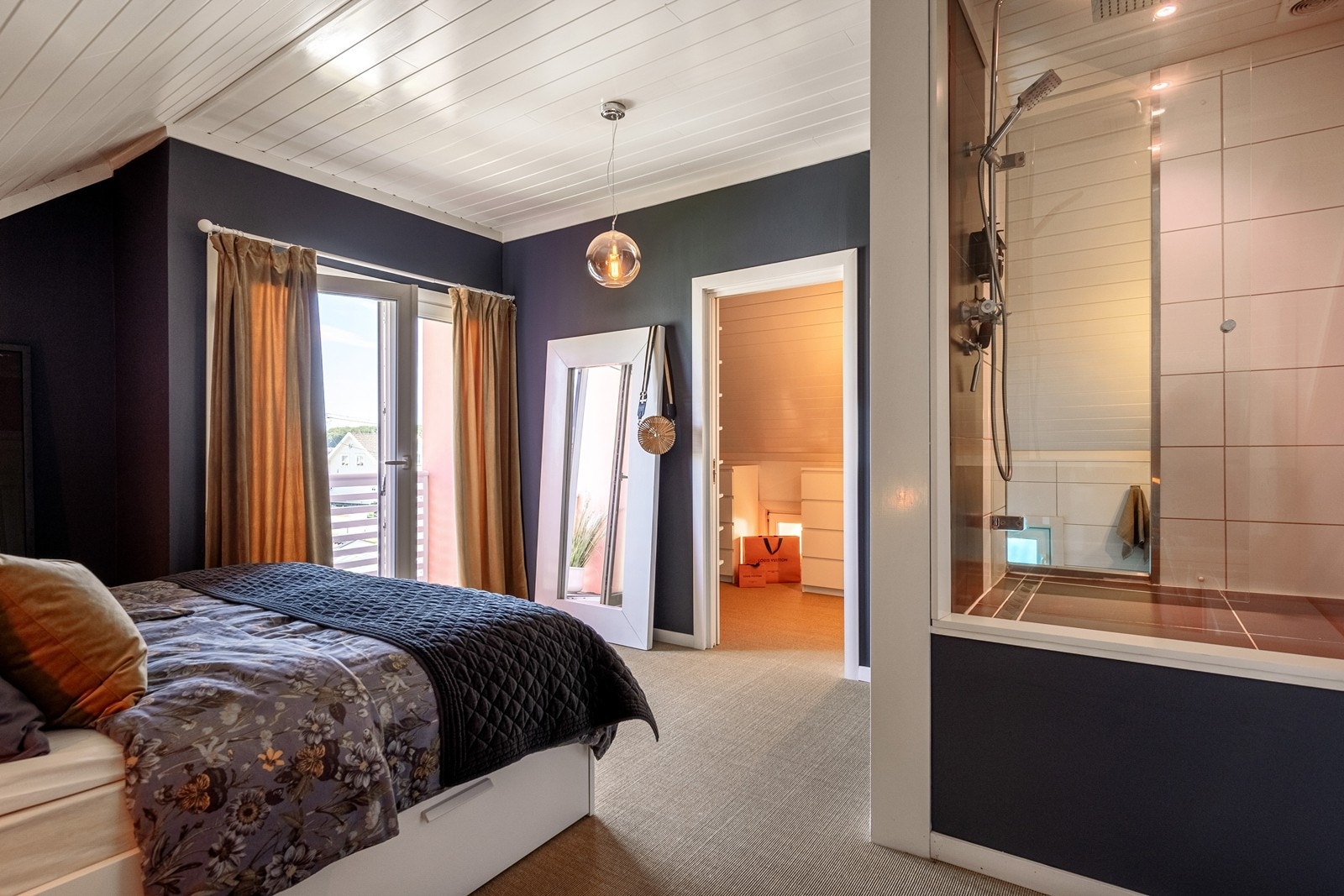 Med både garderoberom, toalettrom og dusjrom, får man hotellfølelsen hver eneste dag. Galleribilde