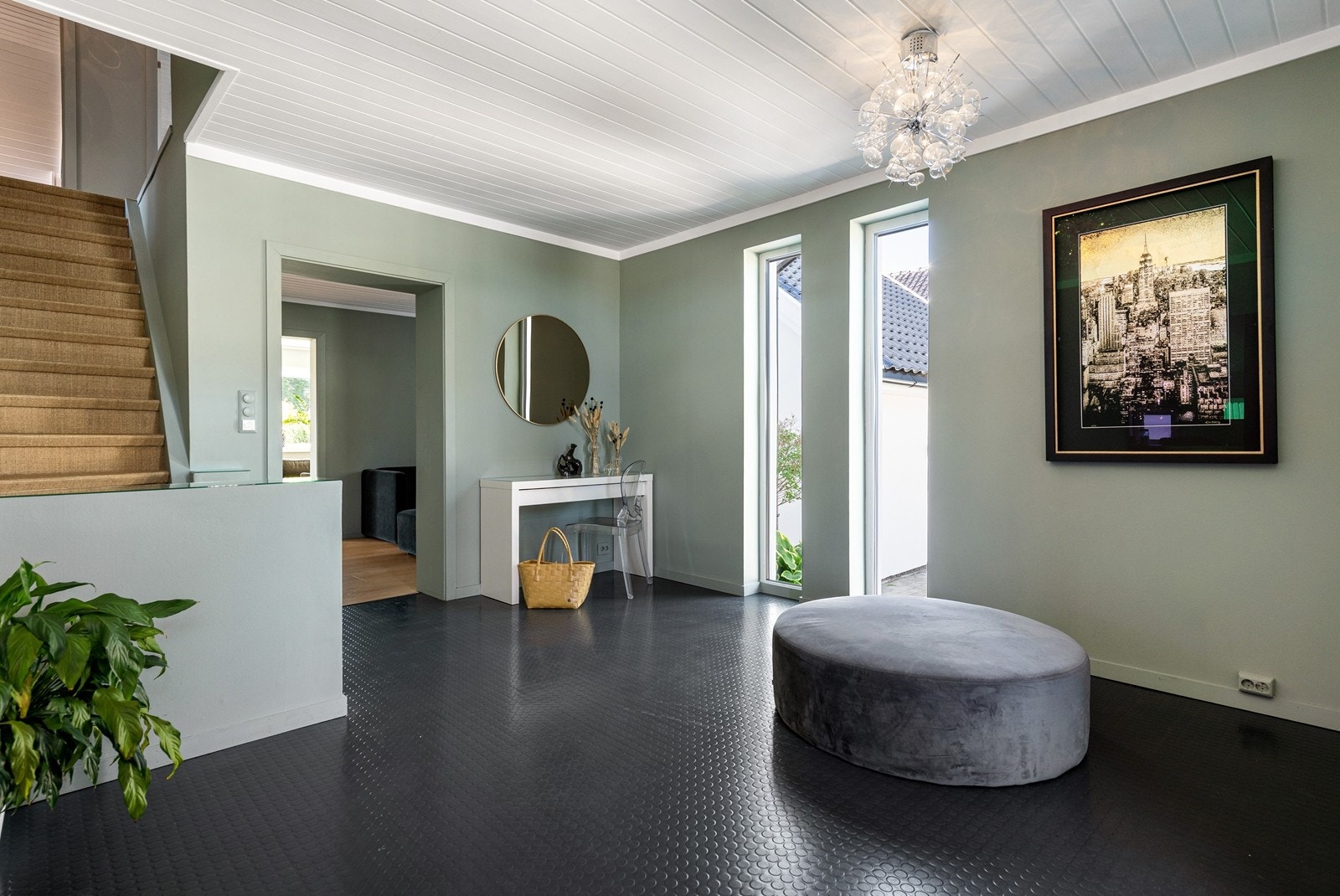 Praktisk og slitesterk gang med industriell gummiflis som tåler det meste - ideell for en aktiv familiehverdag. Galleribilde