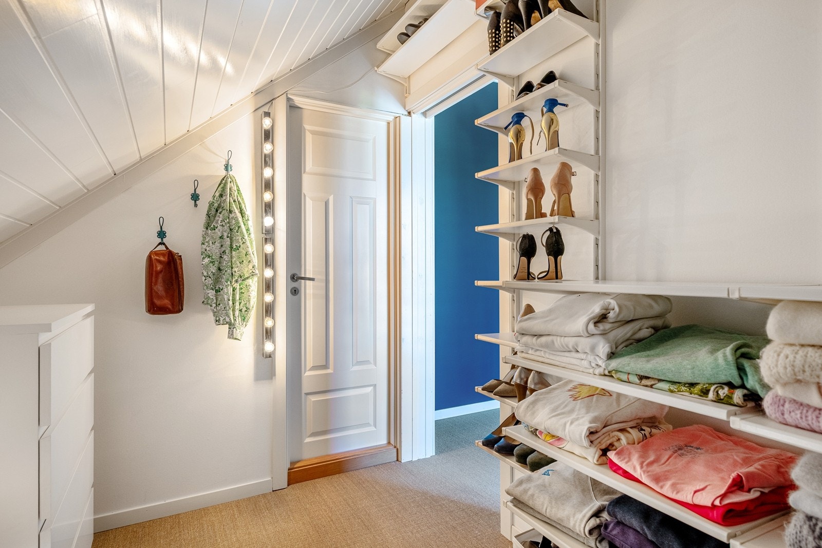 Walk in closet med praktisk hyllesystem. Galleribilde