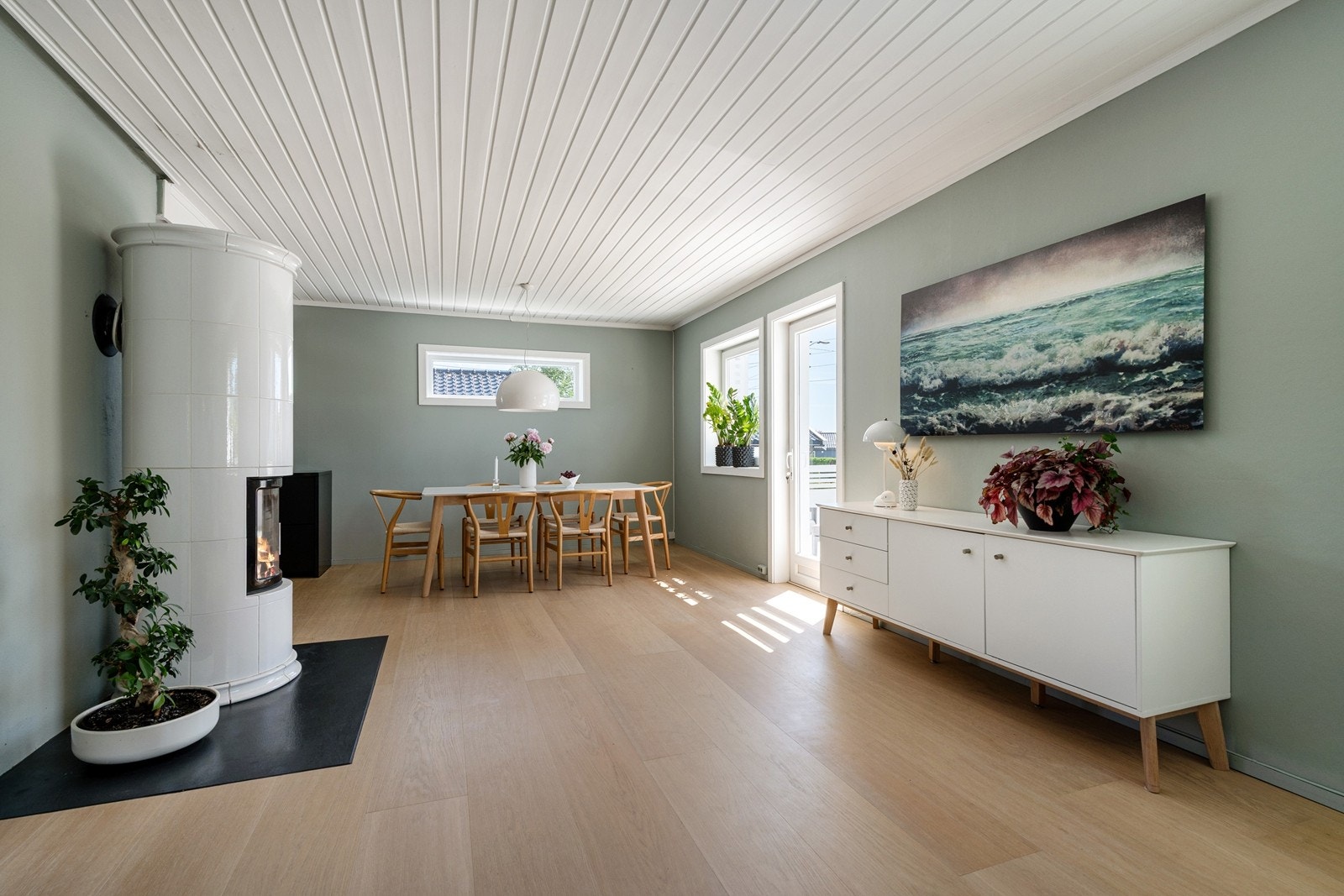 Romslig stue med utgang til terrasse og hage. Galleribilde