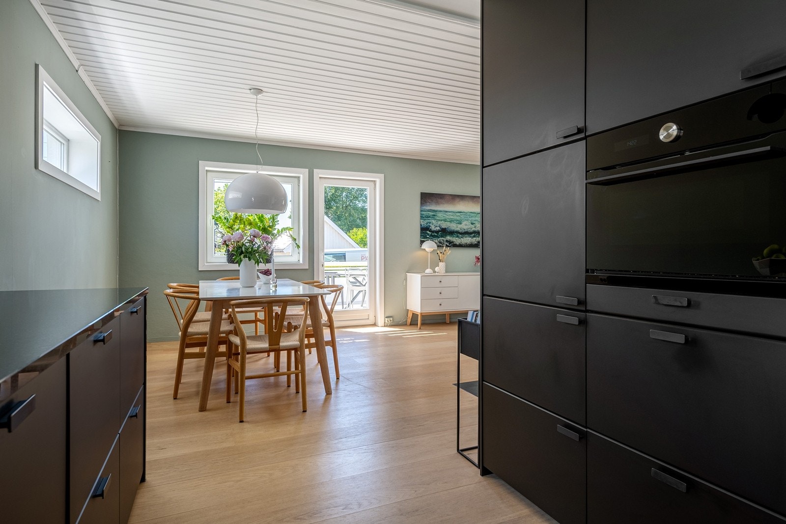 Delvis åpen løsning til spisestuen. Galleribilde