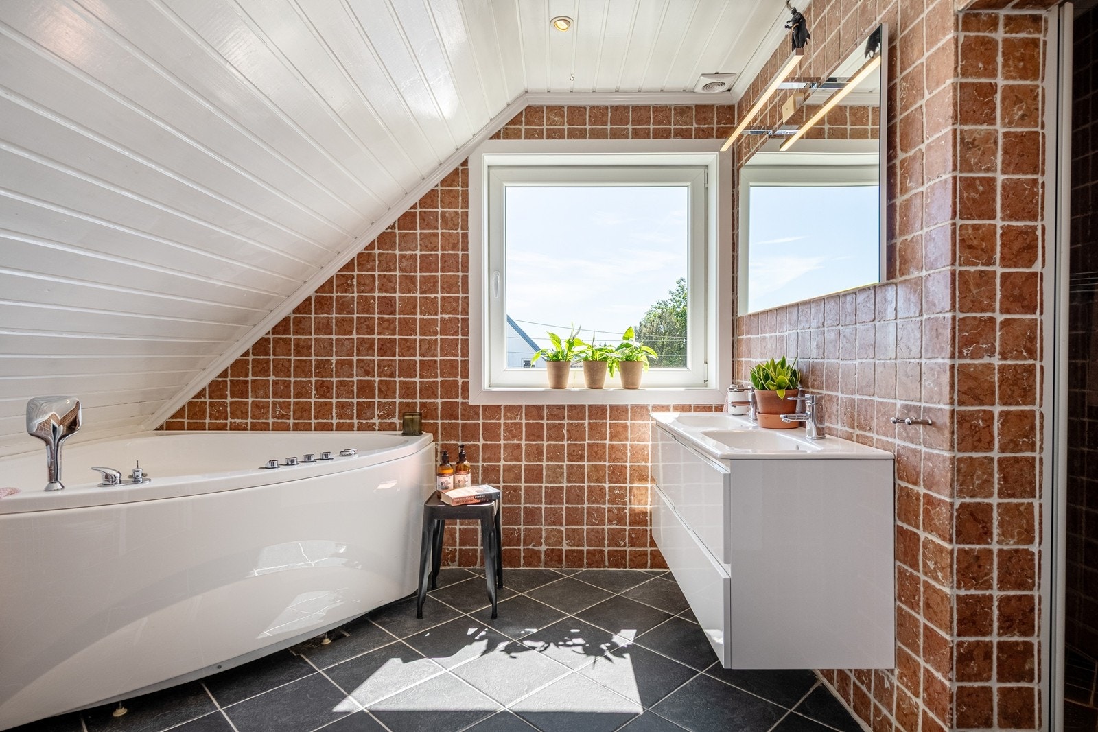 Det er 2 bad i 2.etg. Dette med både dusj og badekar. Galleribilde