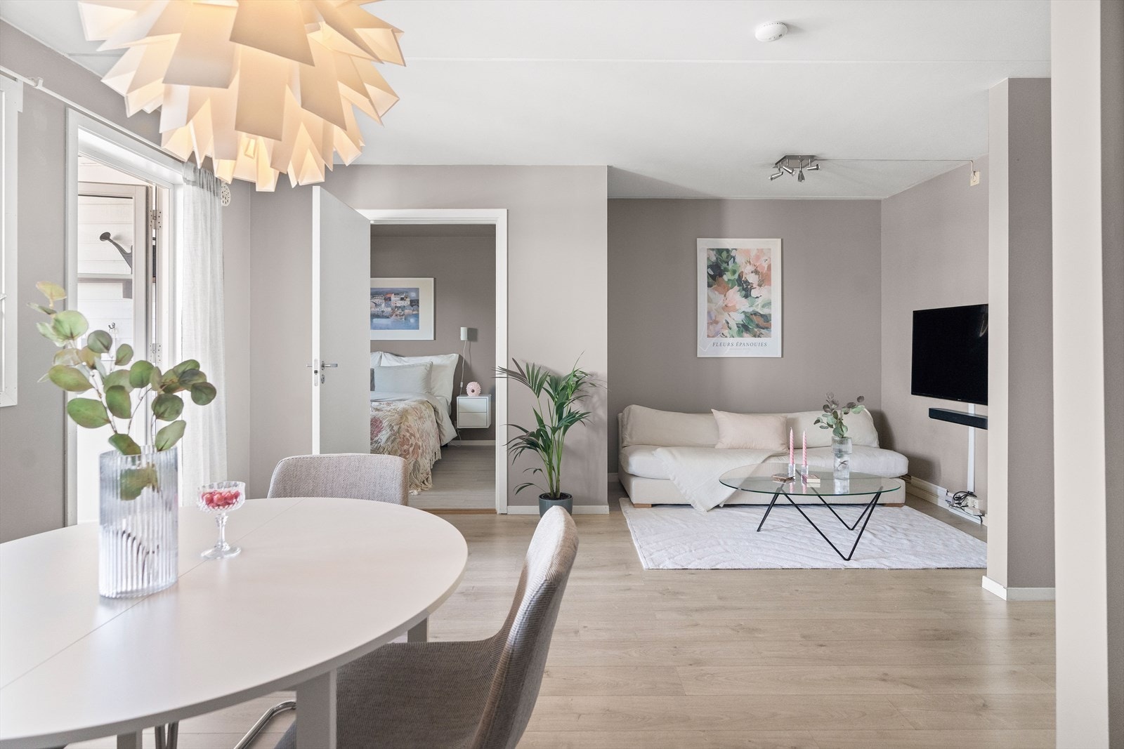 Det er lagt stilfullt 1-stavs laminat, og veggene er malt i en tidløs beige tone. Galleribilde