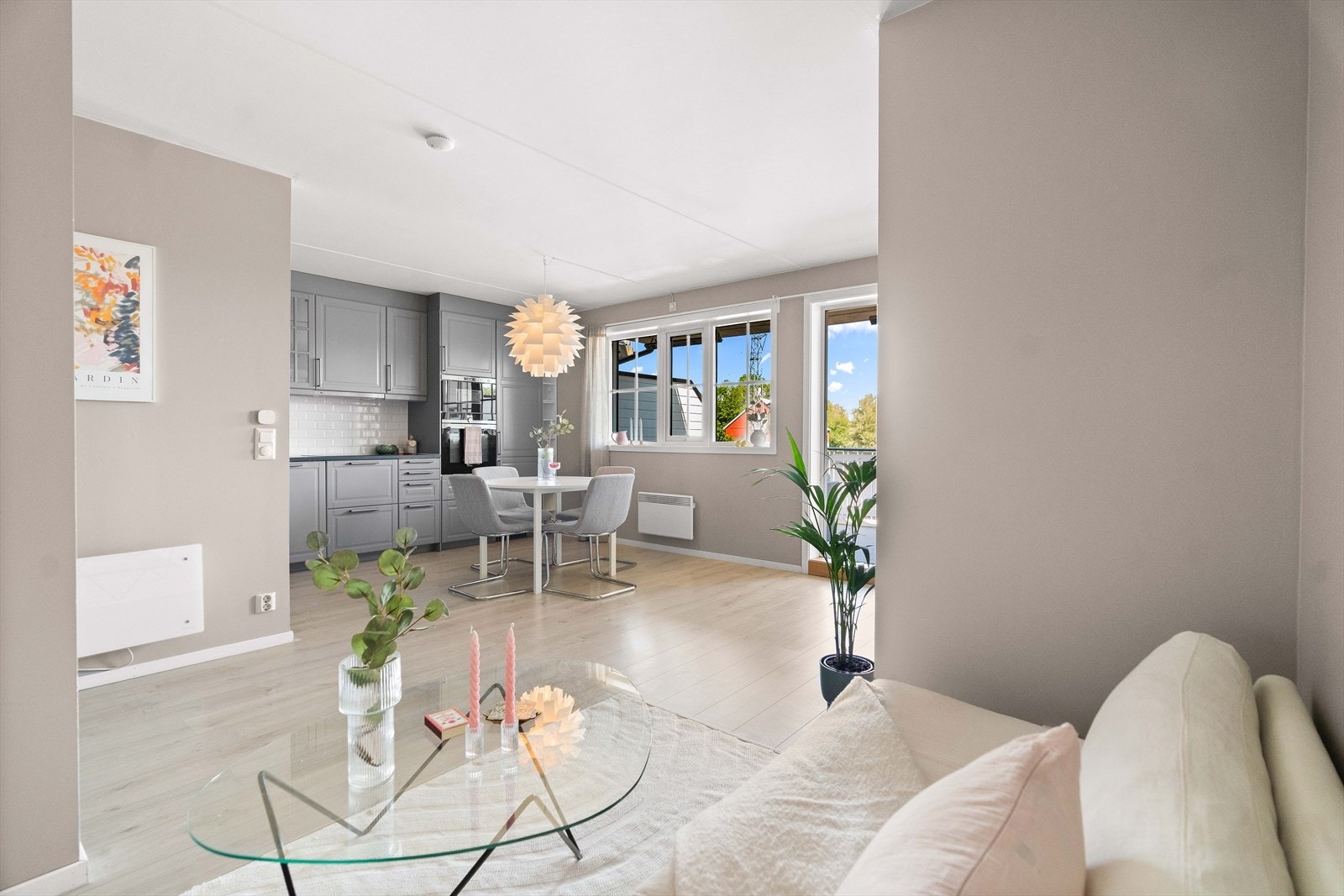 Den åpne stue- og kjøkkenløsningen gir en romslig og innbydende atmosfære, perfekt for sosiale sammenkomster og hyggelige stunder med familie og venner. Galleribilde