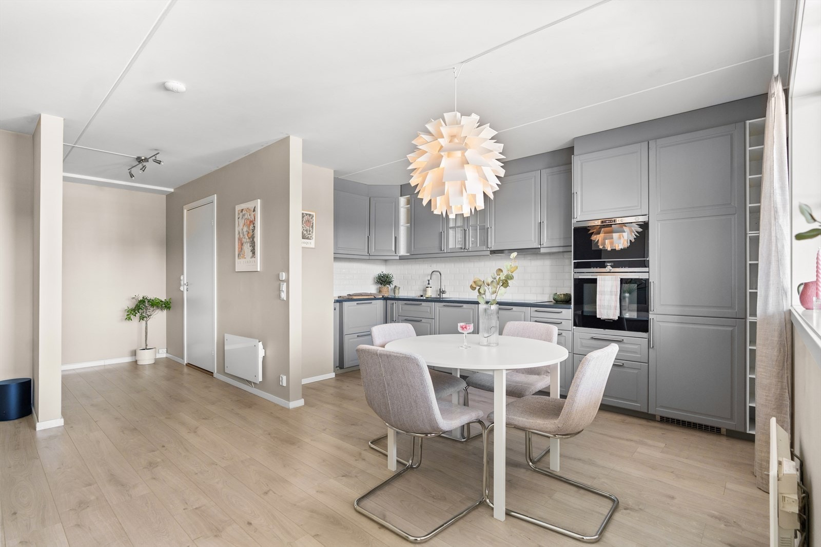 Det er plass til et stort spisebord i tilknytning til kjøkkenet. Galleribilde