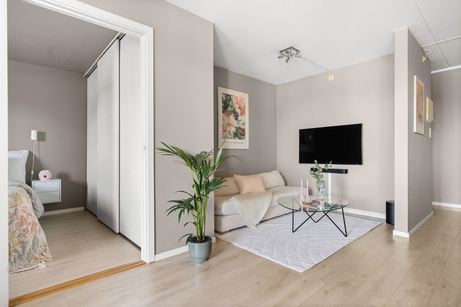 Leiligheten oppleves som svært luftig og lys. Galleribilde