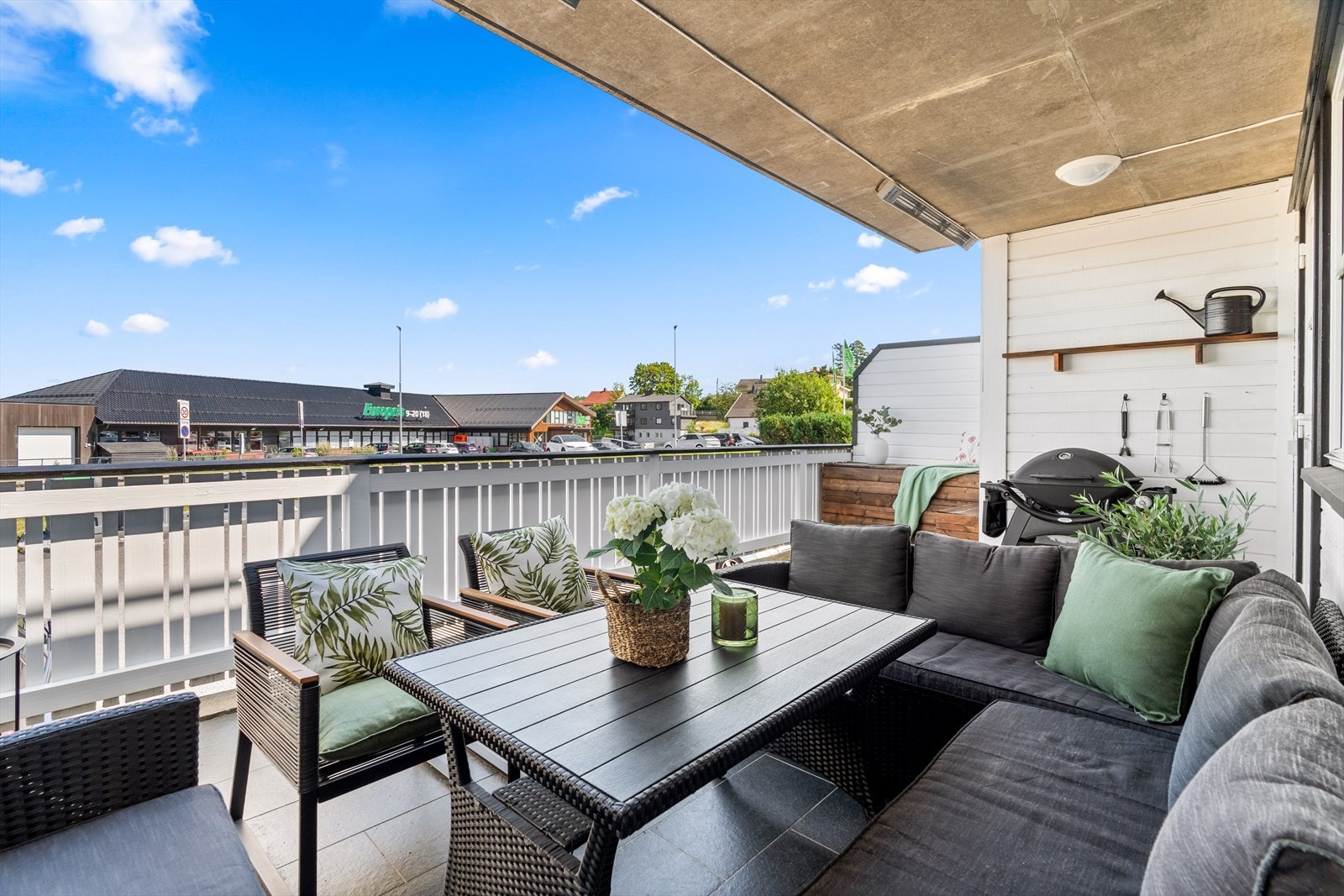 Fra stue/kjøkken er det utgang til en herlig terrasse på 20 kvm! Galleribilde