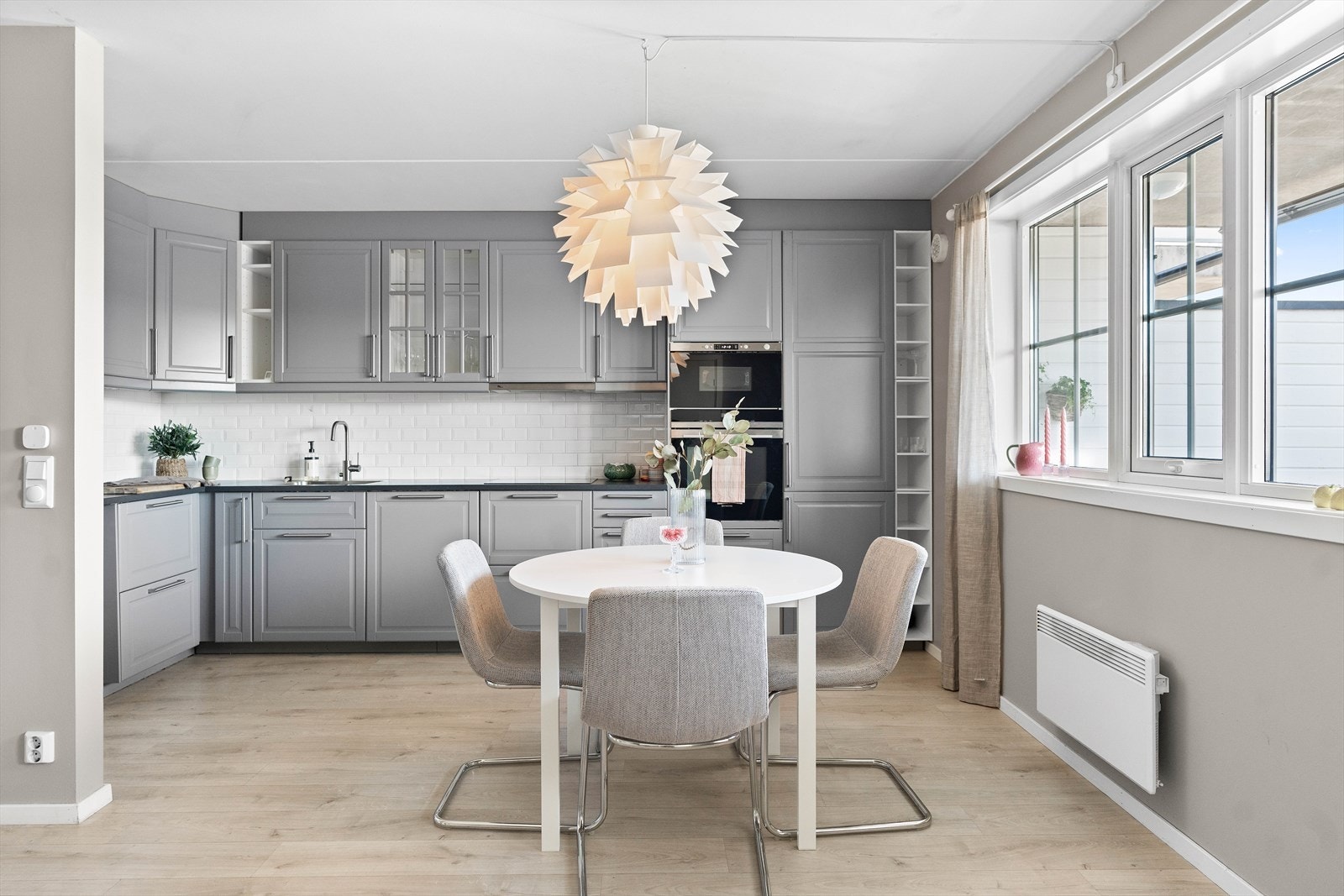 Kjøkkenet er av god størrelse med rikelig skap- og benkeplass. Galleribilde