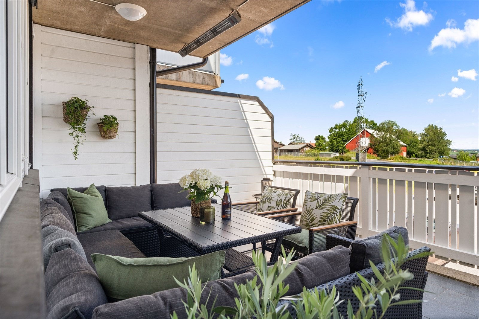 Her er det plass til både spisegruppe og loungemøbler. Galleribilde