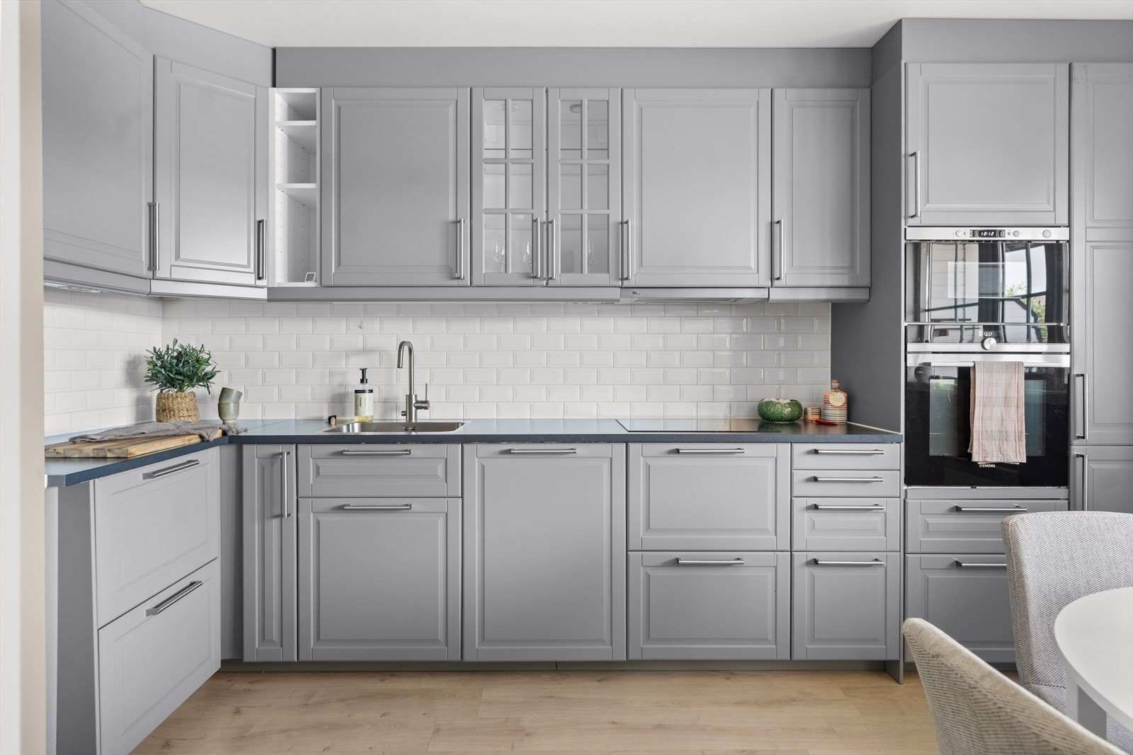 Innredningen er fra Ikea og har profilerte fronter, nedfelt oppvaskkum og 1-greps blandebatteri. Det er integrert kjøl/frys, oppvaskmaskin, ovn og platetopp. Galleribilde