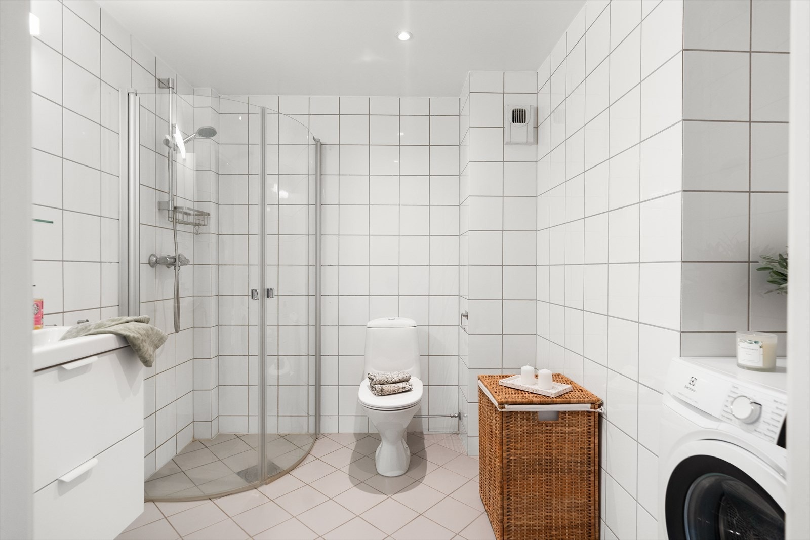 Badet har fliser på både gulv og vegger, og elektrisk gulvvarme gir en behagelig temperatur. Galleribilde