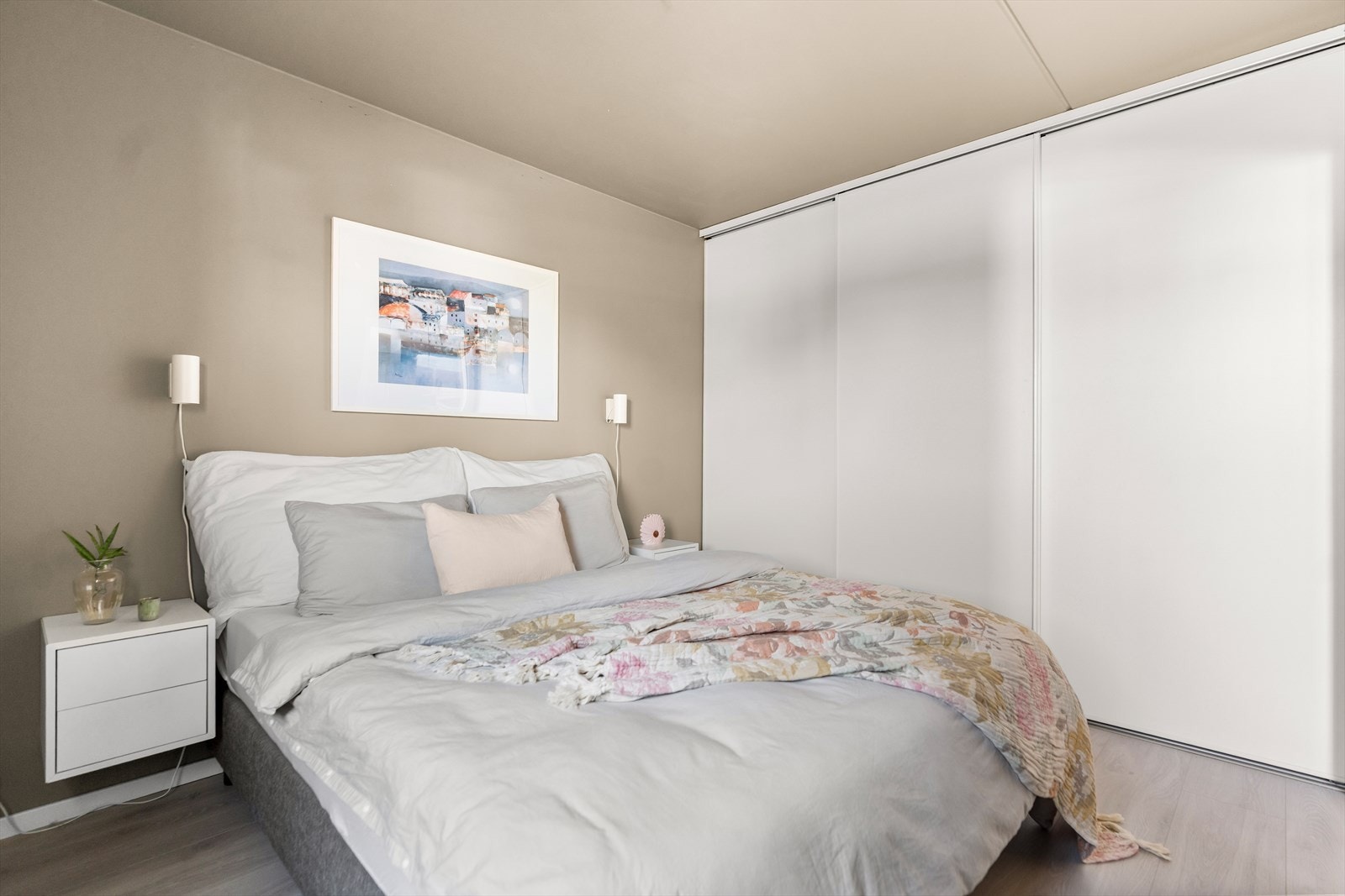 Soverommet ble oppgradert i 2025 med nytt gulv og nymalte vegger. Galleribilde