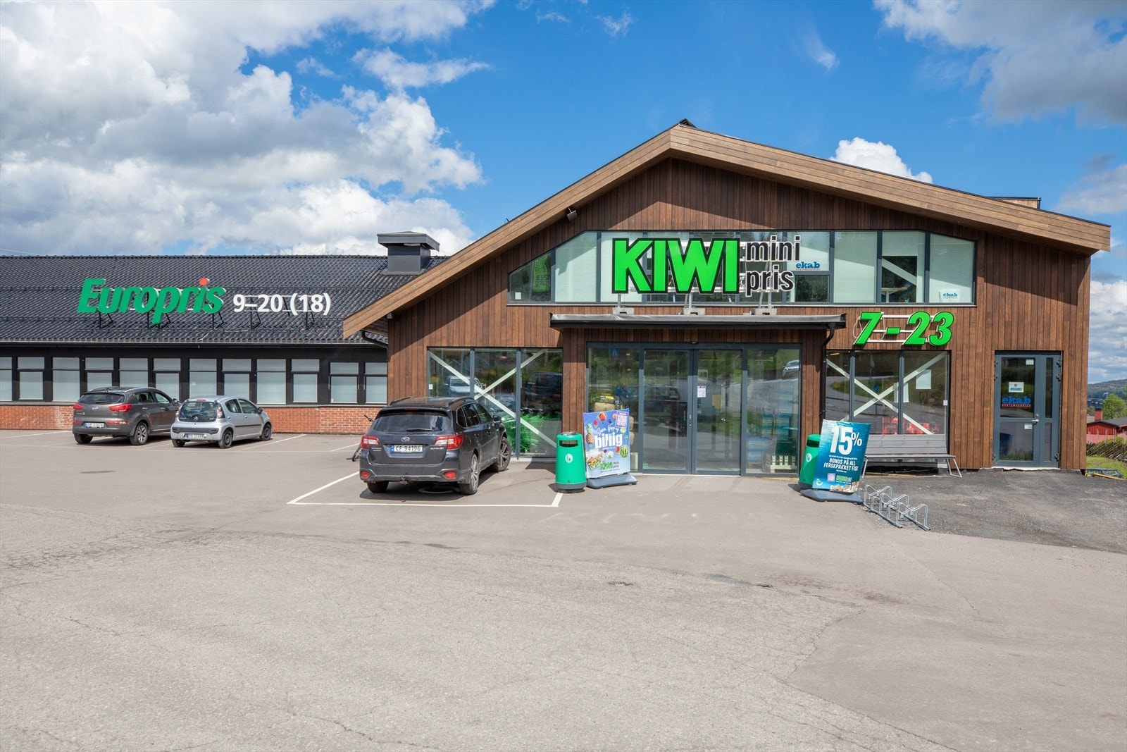 Dagligvarehandelen kan gjøres ved Coop Extra, Europris og Kiwi på Slynga. Galleribilde