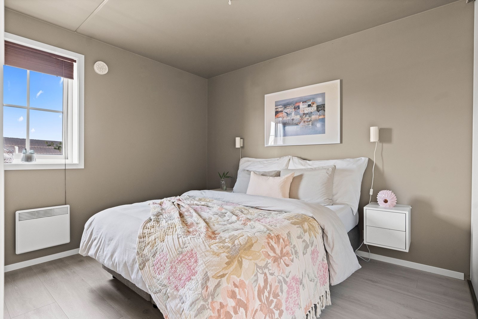 Soverommet har god størrelse og en integrert garderobe som gir praktisk oppbevaringsplass Galleribilde