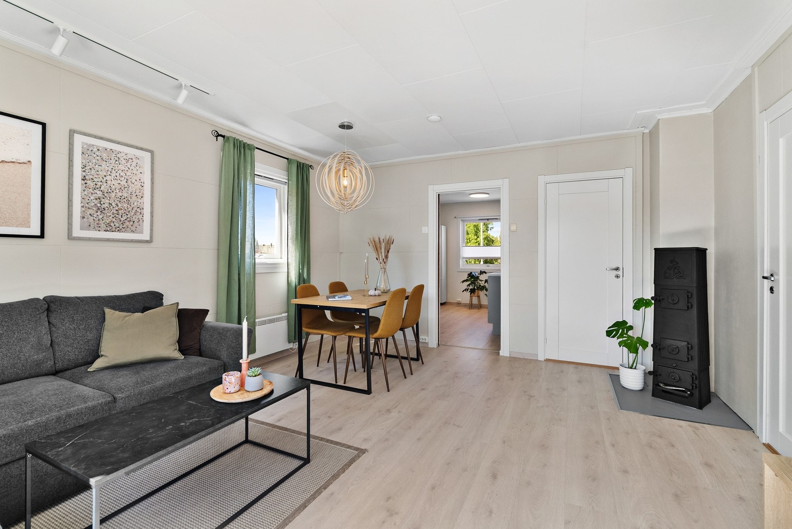 Det er lagt lyst og moderne gulv i store deler av leiligheten. Galleribilde