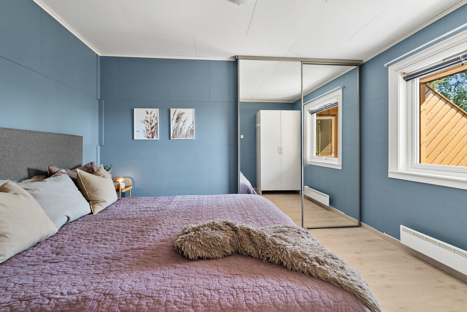 Romslig soverom med skyvedørsgarderobe m/speilfronter. Galleribilde