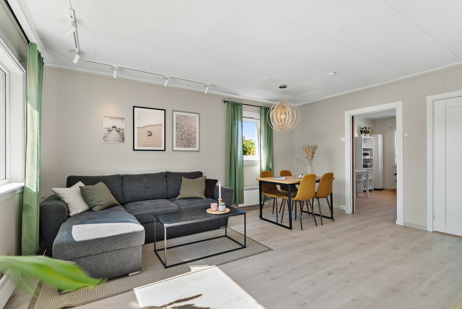 Stue med god plass til sittegruppe og spisegruppe. Galleribilde