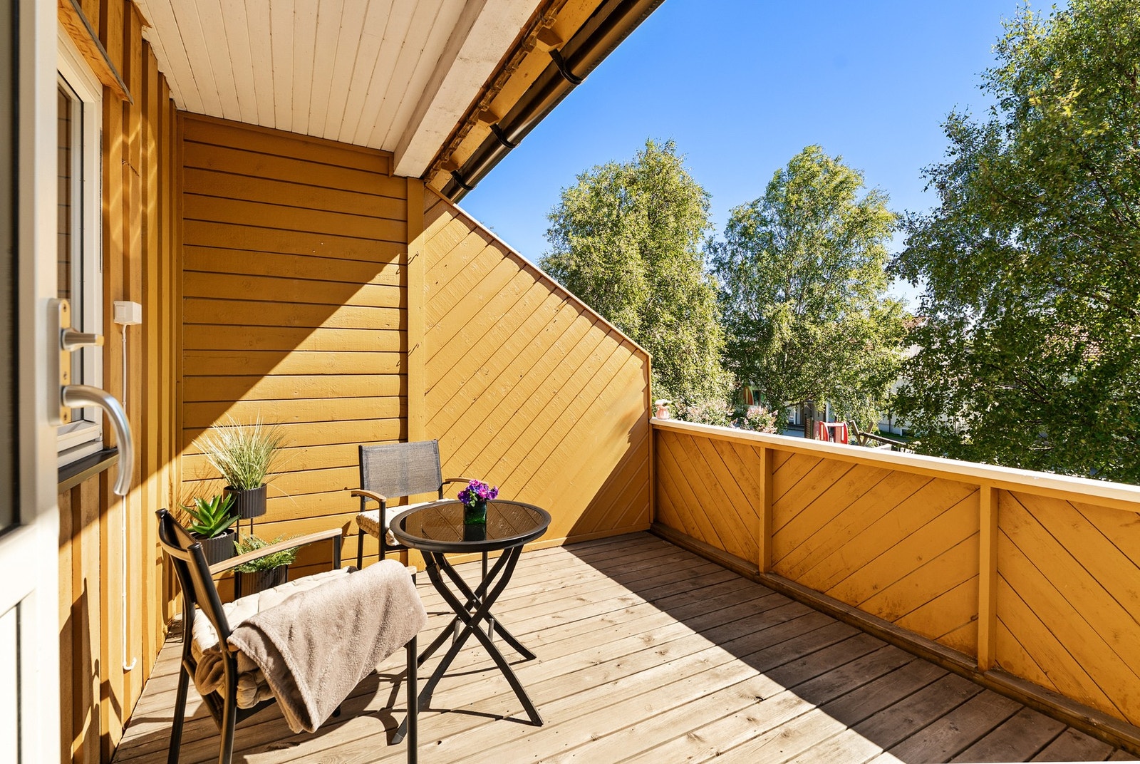 Stor og delvis takoverbygd balkong. Galleribilde