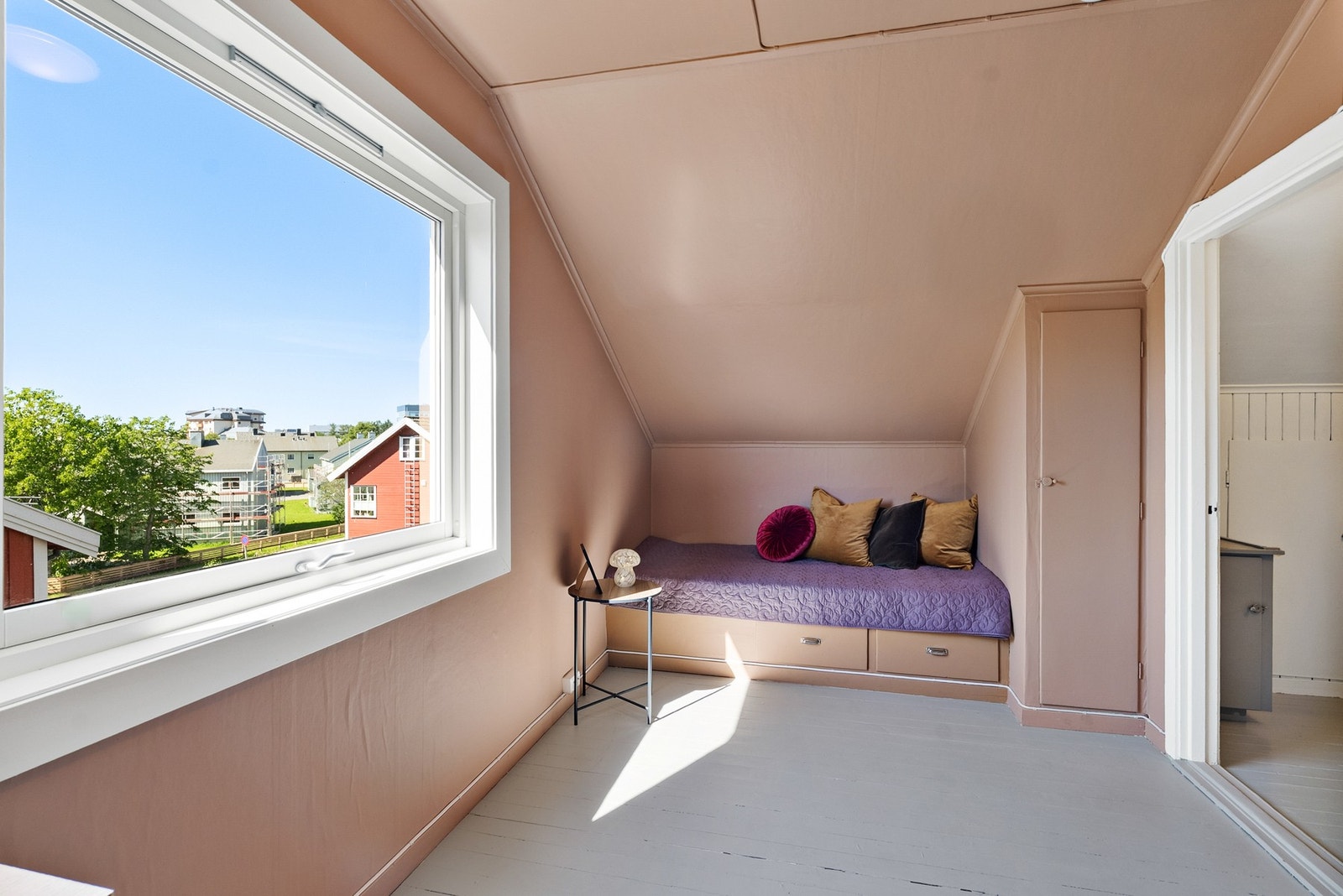 Loftsrommet ligger rett over leiligheten. Galleribilde