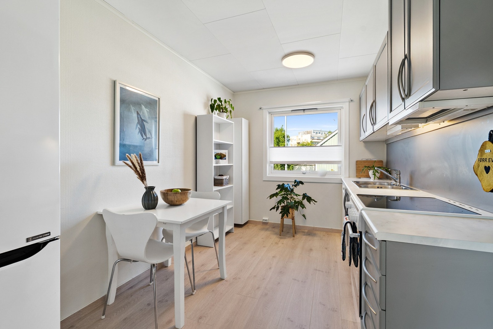 Kjøkken med god plass til spisebord. Galleribilde