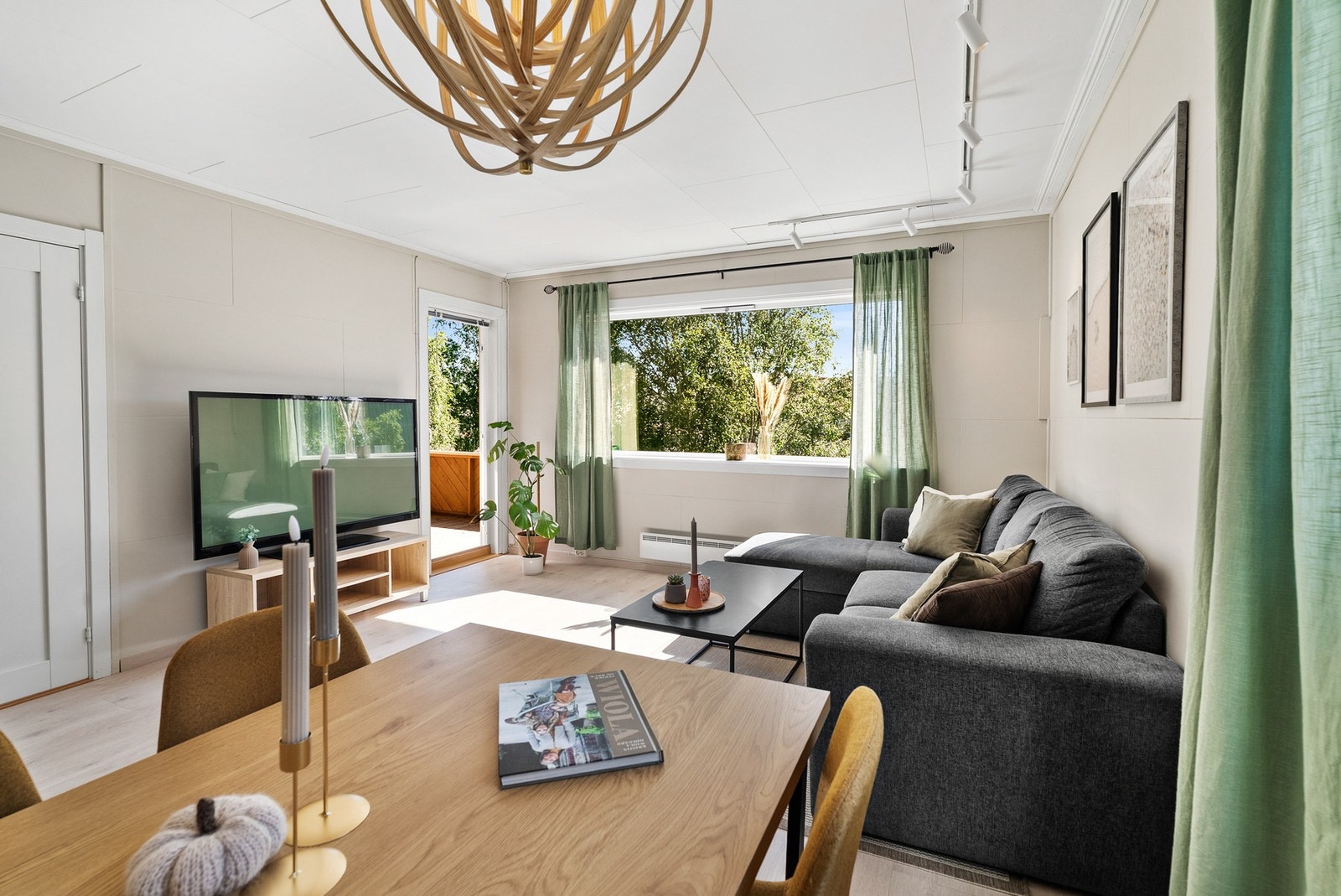Store vindusflater gir godt med lys inn i stuen. Galleribilde