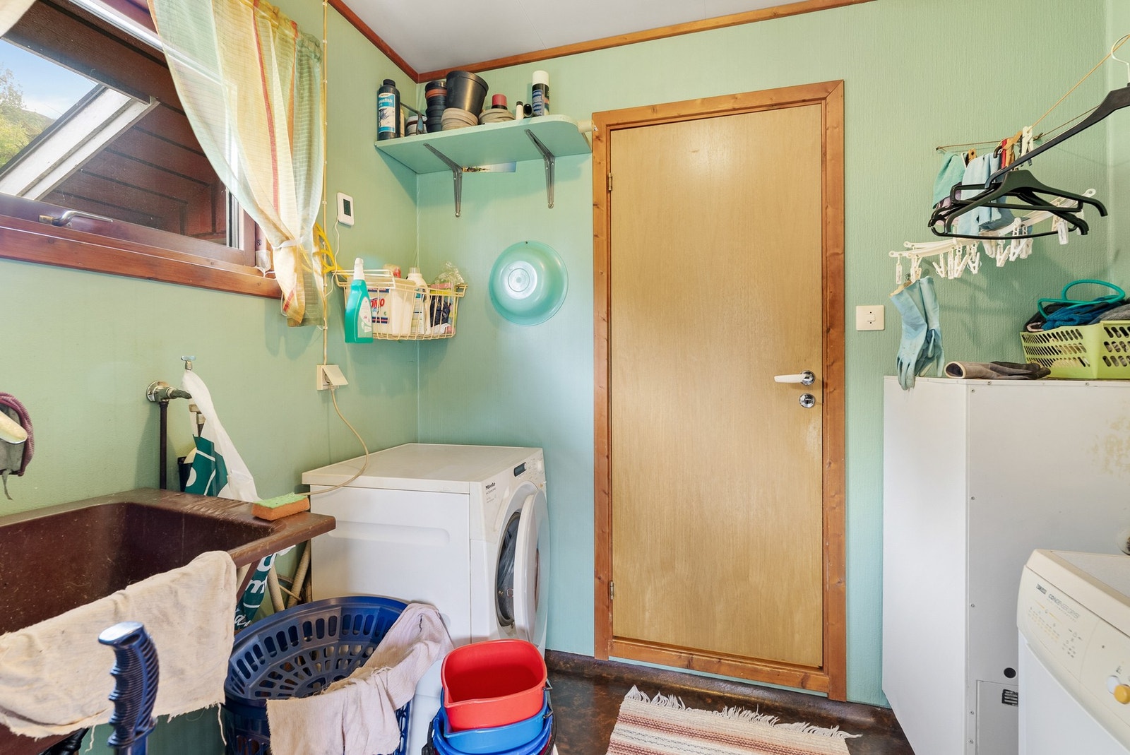 Godt er det å ha eget vaskerom! Vaskerommet kan enkelt innredes med vaskemaskin og tørketrommel for en effektiv kleesvask. Galleribilde