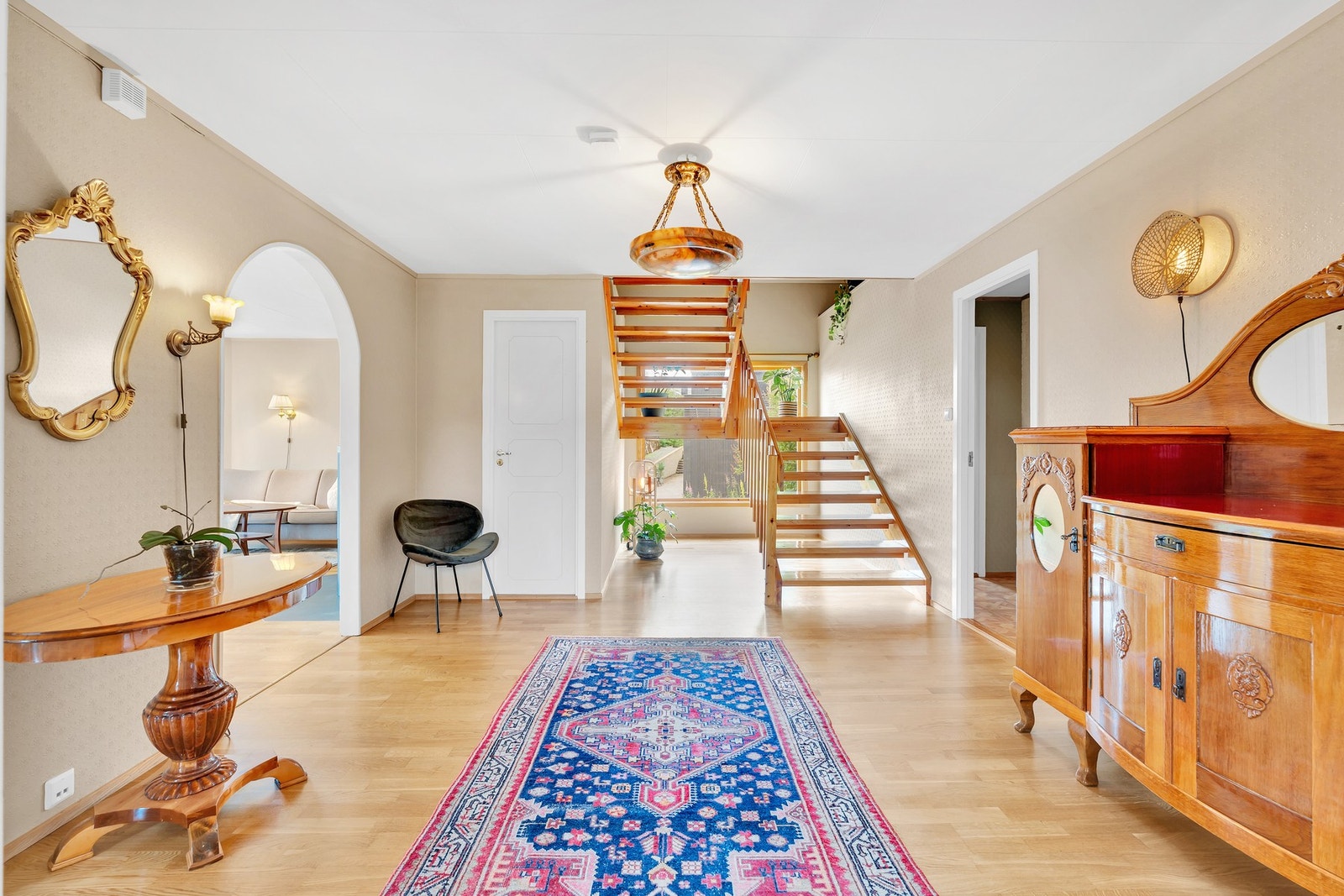 Stor hall i lyse duse farger Galleribilde