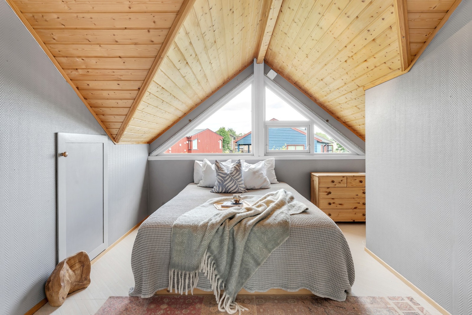 Stort soverom (1) ekstra takhøyde p.g.a. skråtak Galleribilde