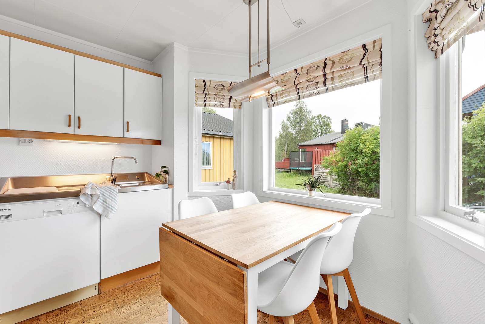 Hyggelig med spiseplass på kjøkkenet Galleribilde