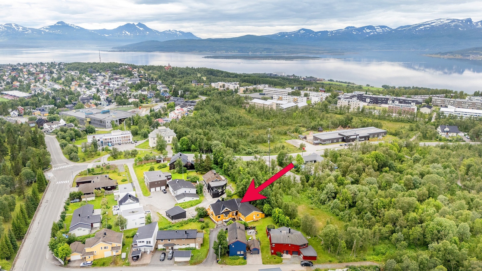 Grenser mot grøntområder, kort vei til skoler og butikk. Galleribilde