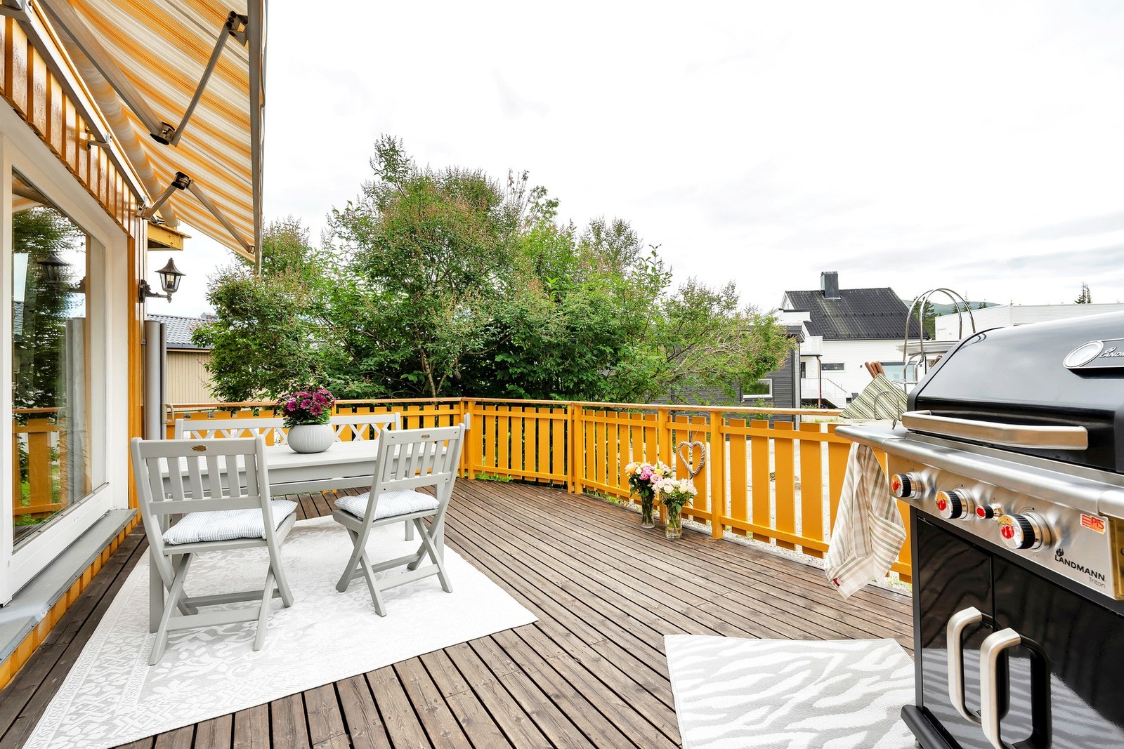 Stor terrasse med god plass til utemøbler. grill m.m. Galleribilde