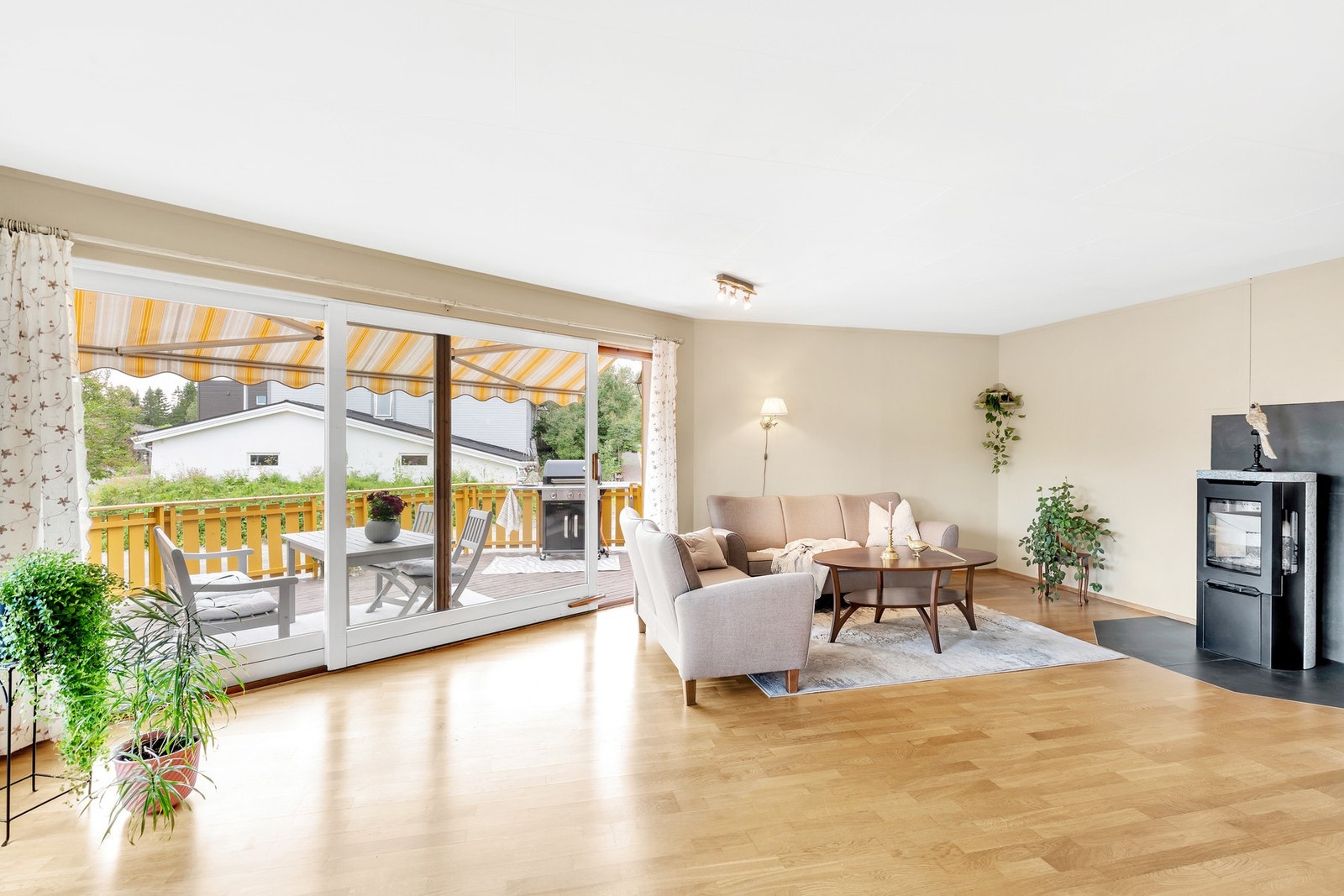 Det er montert vedovn i stuen Galleribilde