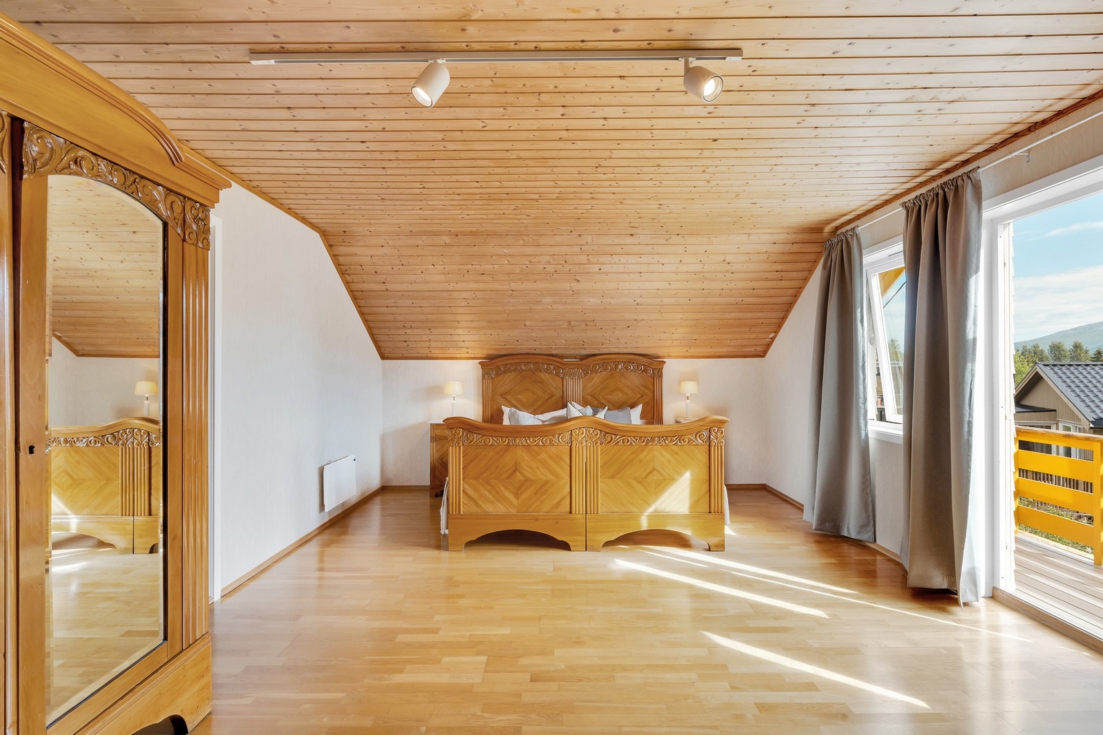 Meget romslig soverom med utgang til en altan Galleribilde