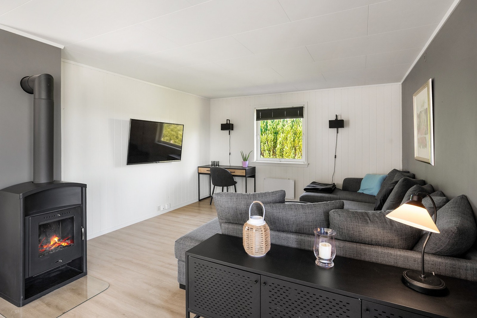 Romslig stue med ulike soner. Galleribilde