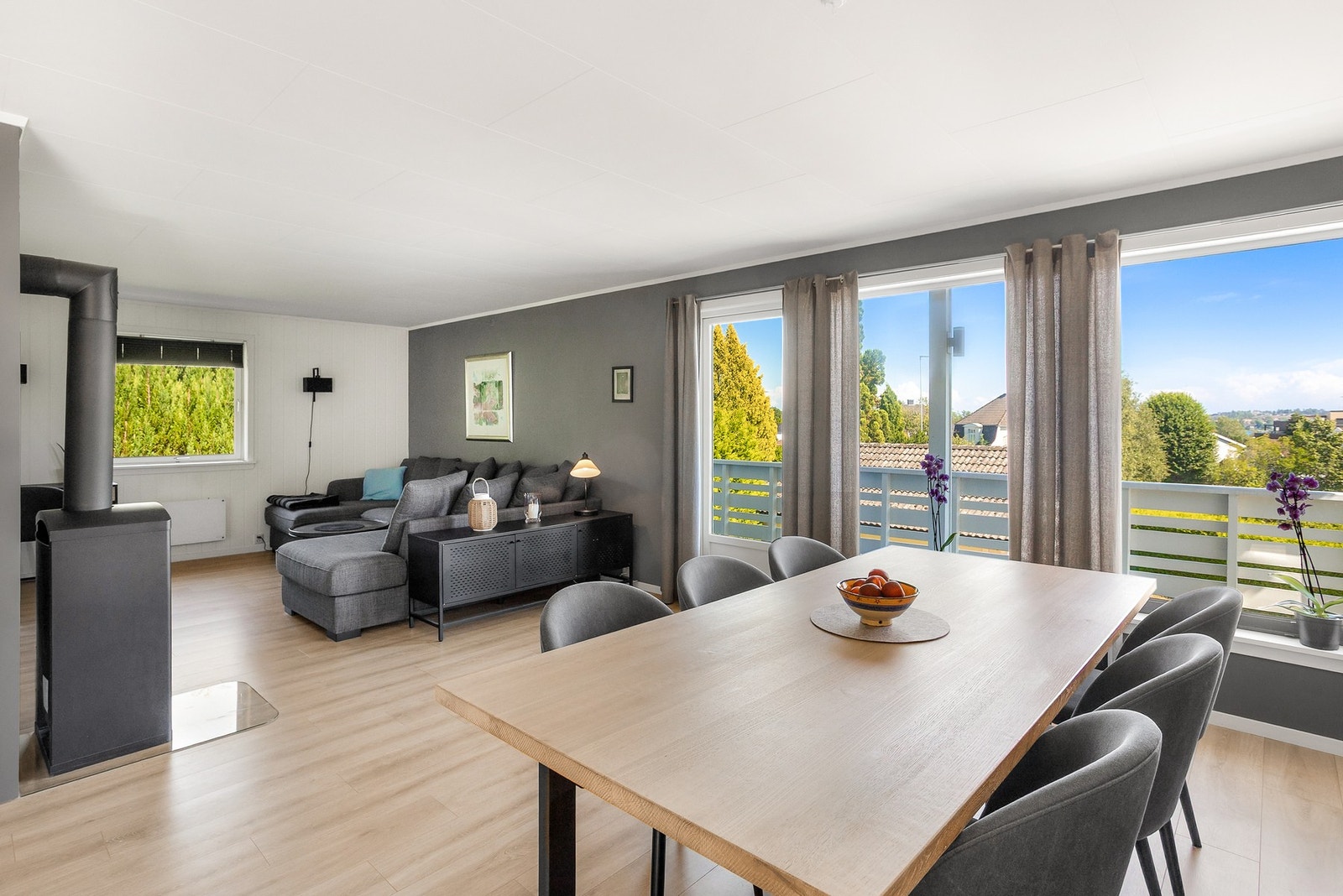 Innholdsrik enebolig over to etasjer. Galleribilde