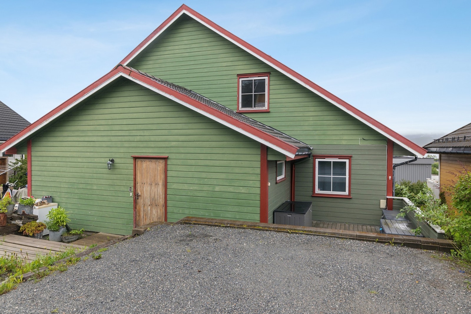 Adkomst til leiligheten på baksiden av boligen, her er det også parkering. Bod i 1.etg. Galleribilde