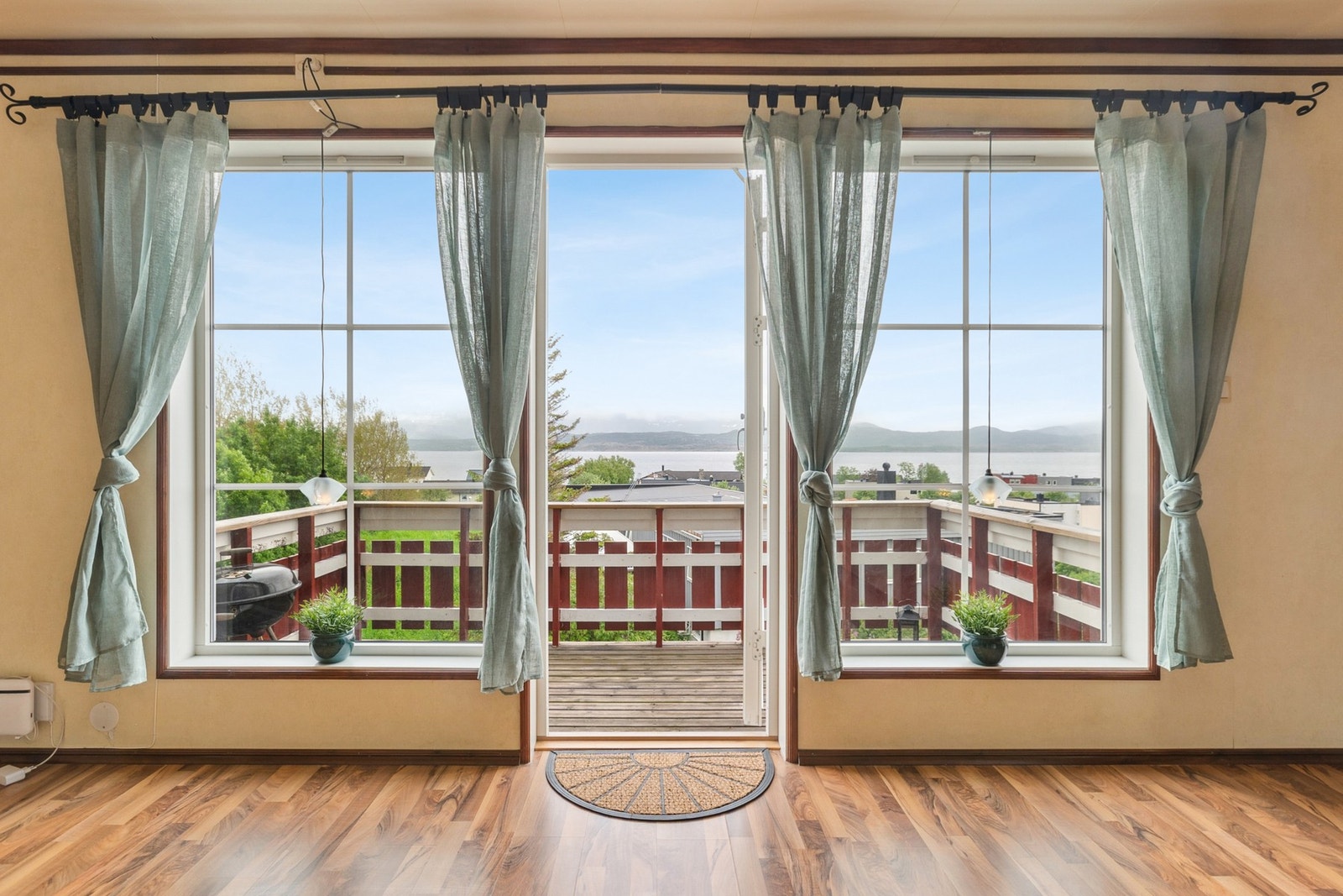 Stuen er av god størrelse, her kan man også nyte en lekker utsikt! Galleribilde