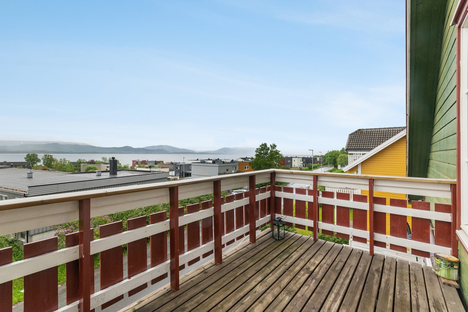 Leiligheten ligger i boligens øverste etasje og har utgang til en balkong mot sør. Galleribilde