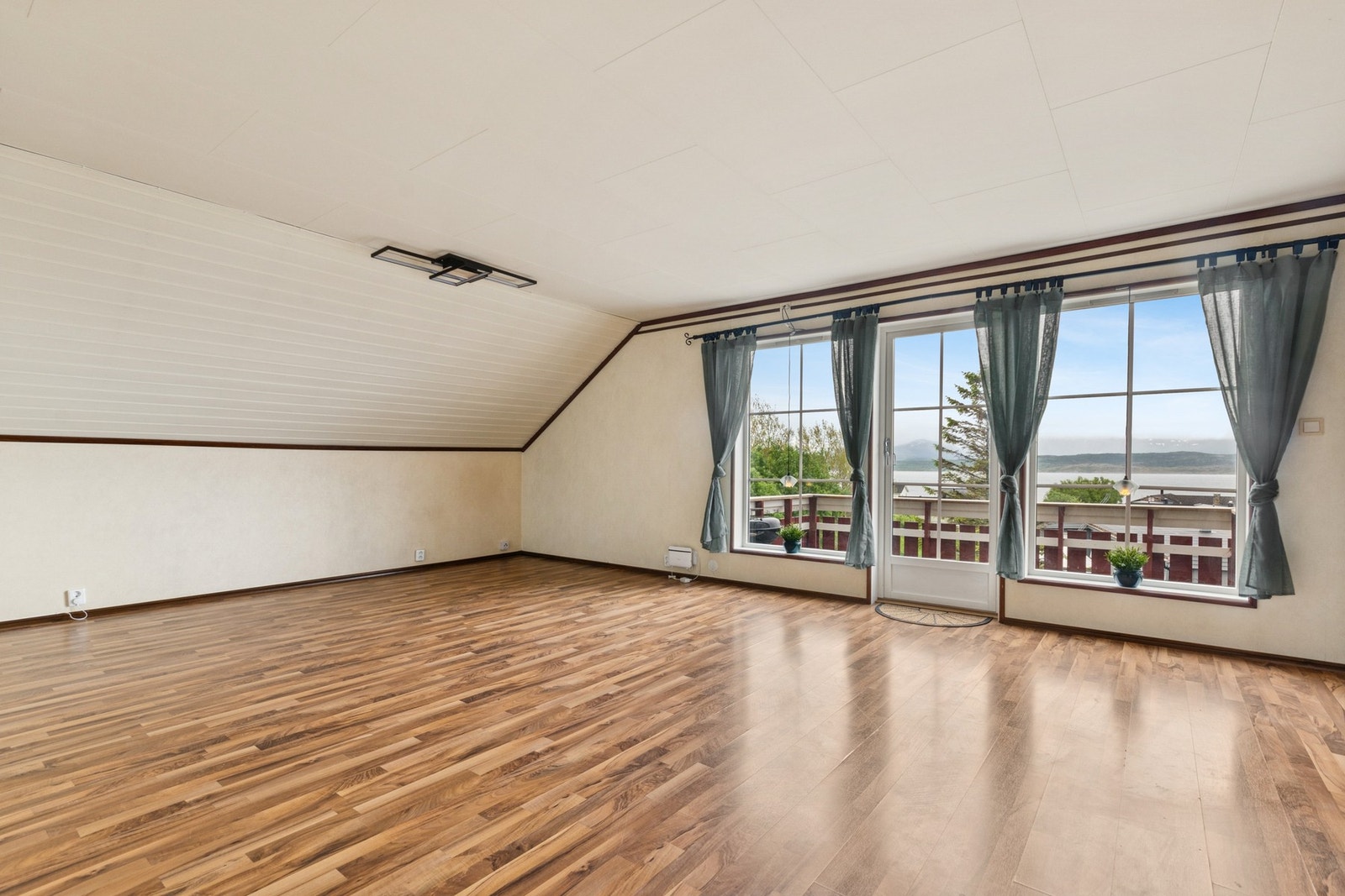 Vinduer på sørvegg er av nyere dato. Galleribilde