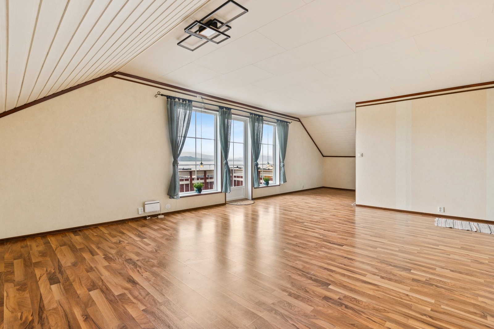 God plass til å møblere med både sitte- og spisegruppe. Galleribilde